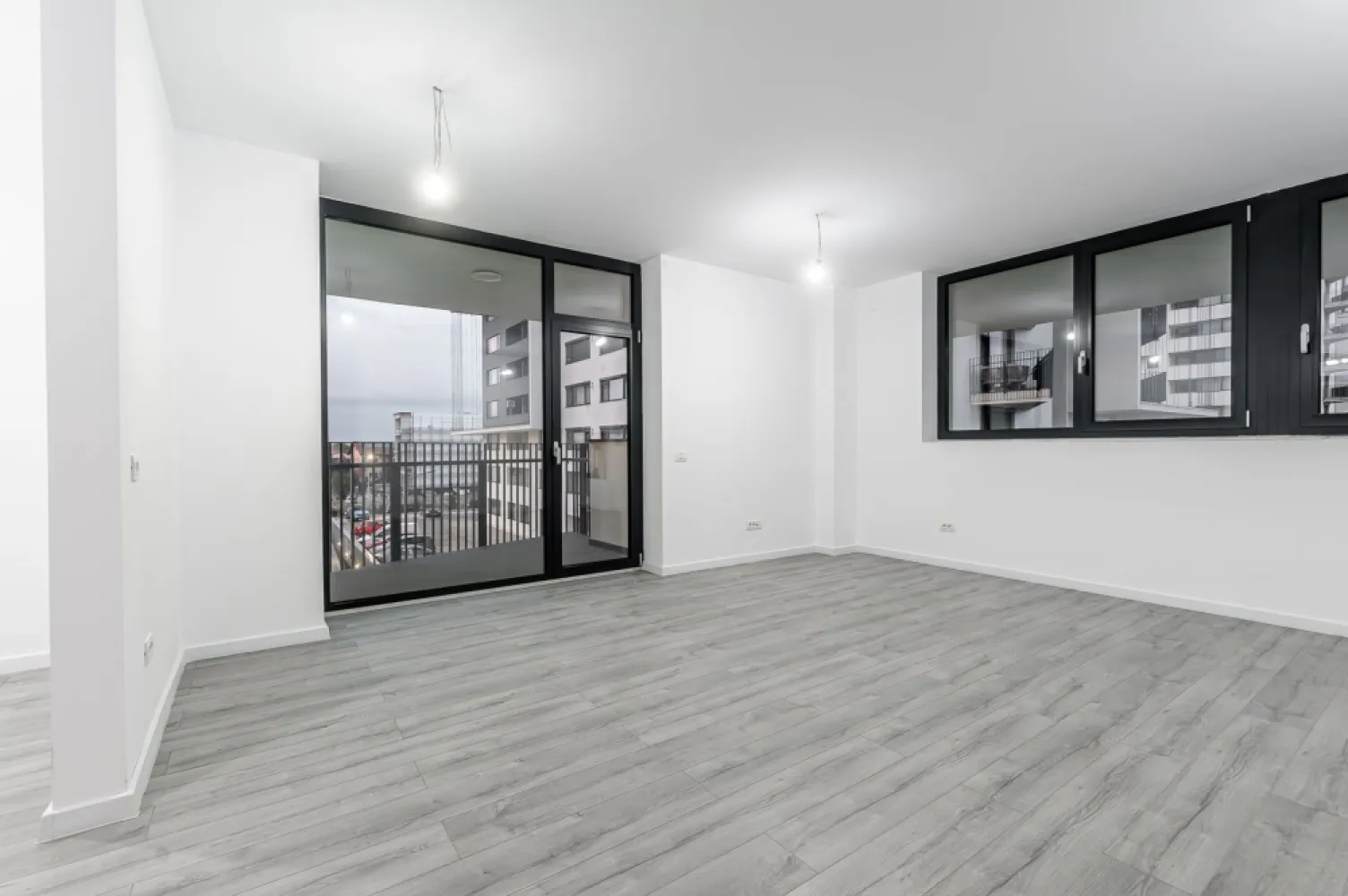 Apartament 2 camere în XCity Towers Timișoara – Parcare inclusă - 🏡 Apartament 2 camere în XCity Towers – Parcare inclusă

Se oferă spre vânzare apartament modern cu 2 camere situat într-un complex rezidențial nou din Timișoara, ideal atât pentru locuit, cât și pentru investiție.

Apartamentul este amplasat la etajul 1 din 11 și beneficiază de compartimentare eficientă, finisaje moderne și tehnologii actuale de confort.

📐 Detalii apartament:
Suprafață utilă: 52,43 mp
Compartimentare modernă și practică
Etaj: 1 / 11
Apartament în construcție
Apartamentul se predă finisat complet

✨ Dotări și finisaje incluse:
✔ Încălzire în pardoseală
✔ Tâmplărie aluminiu
✔ Izolație fonică performantă
✔ Ziduri duble pentru confort termic și acustic
✔ Parchet
✔ Uși interioare montate
✔ Pereți despărțitori finisați
✔ Baterii baie
✔ Obiecte sanitare complete

🚗 Beneficii suplimentare:

✔ Loc de parcare suprateran inclus în preț

🏢 Avantaje complex:

Bloc nou, construit după standarde moderne

Regim de înălțime P+11

Proiect rezidențial în dezvoltare, cu potențial ridicat de apreciere a valorii

💰 Preț: 124.633 € + 21% TVA

📞 Pentru informații suplimentare și rezervări, nu ezitați să ne contactați.
0742267773 Andreea Szuchanszki