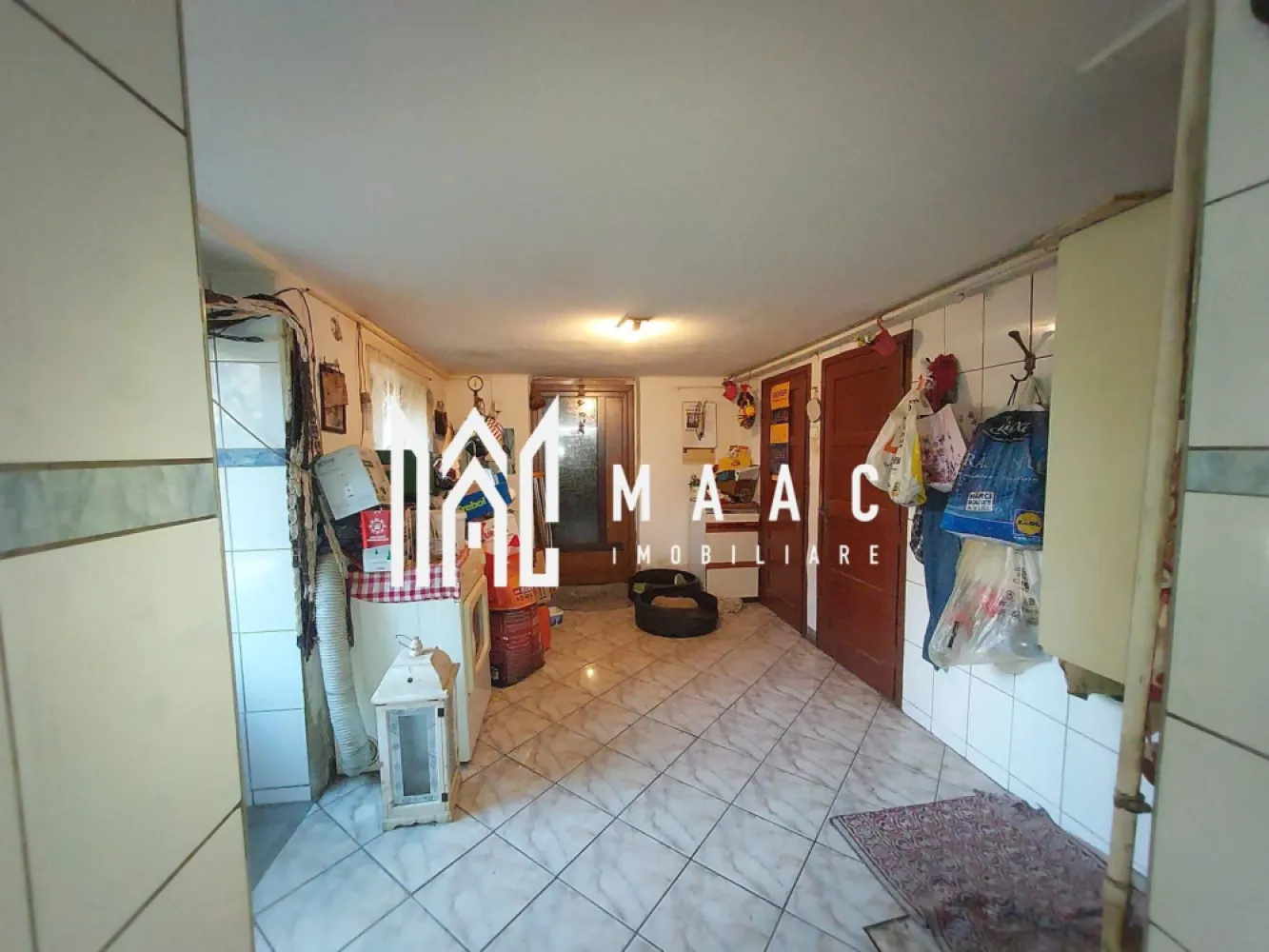 Casa 5 camere | 1600 mp Teren | Sura Mica - MAAC Imobiliare vă propune spre vânzare o casă amplasată pe un teren generos de 1.600 mp, ideală pentru cei care își doresc spațiu, intimitate și acces complet la utilități. Proprietatea este potrivită atât pentru locuire permanentă, cât și pentru dezvoltare ulterioară.

Detalii proprietate:

Suprafață teren: 1.600 mp

Compartimentare: 5 camere

Predare: nemobilată

Dotări și utilități:

Încălzire eficientă: centrală pe lemne + pompă de căldură

Racordată la:

curent electric

gaz

apă

Avantaje:

Teren foarte mare, potrivit pentru extindere, grădină, zonă de relaxare sau activități gospodărești

Casă versatilă, ce poate fi personalizată după preferințele viitorului proprietar

Utilități complete, costuri reduse la încălzire datorită pompei de căldură

Ideală pentru o familie care caută liniște și spațiu sau pentru investiție pe termen lung

Pentru mai multe detalii și pentru programarea unei vizionări, vă rugăm să ne contactați menționând ID: CP2802061