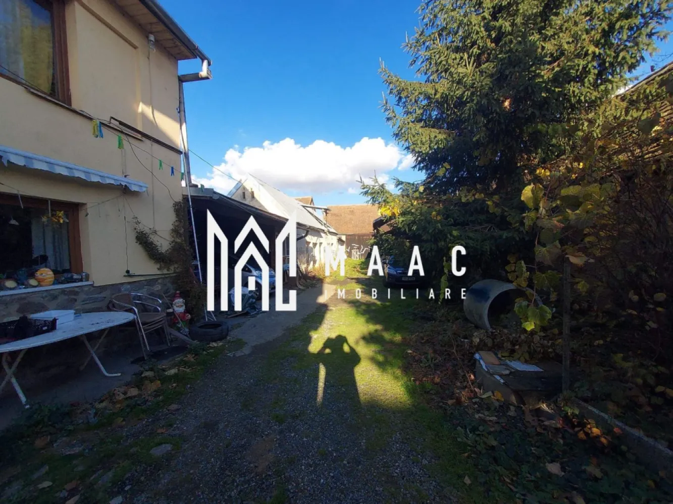 Casa 5 camere | 1600 mp Teren | Sura Mica - MAAC Imobiliare vă propune spre vânzare o casă amplasată pe un teren generos de 1.600 mp, ideală pentru cei care își doresc spațiu, intimitate și acces complet la utilități. Proprietatea este potrivită atât pentru locuire permanentă, cât și pentru dezvoltare ulterioară.

Detalii proprietate:

Suprafață teren: 1.600 mp

Compartimentare: 5 camere

Predare: nemobilată

Dotări și utilități:

Încălzire eficientă: centrală pe lemne + pompă de căldură

Racordată la:

curent electric

gaz

apă

Avantaje:

Teren foarte mare, potrivit pentru extindere, grădină, zonă de relaxare sau activități gospodărești

Casă versatilă, ce poate fi personalizată după preferințele viitorului proprietar

Utilități complete, costuri reduse la încălzire datorită pompei de căldură

Ideală pentru o familie care caută liniște și spațiu sau pentru investiție pe termen lung

Pentru mai multe detalii și pentru programarea unei vizionări, vă rugăm să ne contactați menționând ID: CP2802061