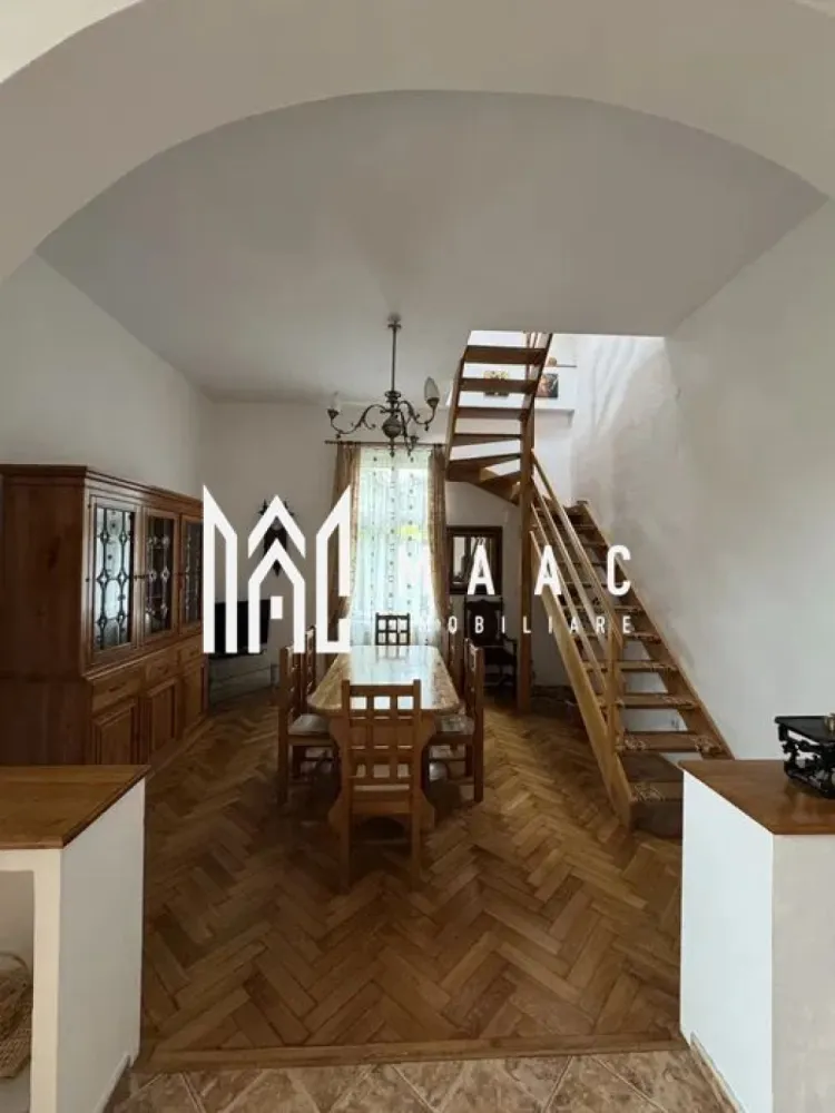 Apartament 5 Camere | 172 MPU | Garaj | Central - MAAC Imobiliare vă propune spre închiriere un apartament deosebit situat la casă, ce se remarcă prin eleganță, spații generoase și o atmosferă caldă, ideal pentru cei care apreciază confortul autentic și detaliile clasice. Proprietatea oferă un ambient rafinat, îmbinând armonios elementele tradiționale cu funcționalitatea modernă.

Cu o suprafață utilă de 172 mp, locuința este excelent compartimentată și asigură un nivel ridicat de confort pentru o familie sau pentru persoane care își doresc un spațiu amplu și bine organizat.

Compartimentare:
-5 camere spațioase
-Living open-space luminos
-2 băi
-Garaj

Dotări și caracteristici:
-Complet mobilat și utilat
-Finisaje de calitate
-Luminozitate naturală ridicată
-Pivniță și cămară pentru depozitare
-Curte comună de aproximativ 1000 mp

Confort termic:
-Centrală termică pe gaz
-Șemineu
-Sobă pe lemne

Proprietatea oferă un stil de viață liniștit, într-un cadru elegant și primitor, fiind potrivită pentru familii sau pentru cei care caută un spațiu deosebit, cu personalitate.

Condiții de închiriere:
-Se percepe garanție în cuantumul unei chirii lunare
-Fumatul nu este permis în interior

Pentru mai multe detalii și programarea unei vizionări, precizați telefonic că ați văzut anunțul cu CP2801545