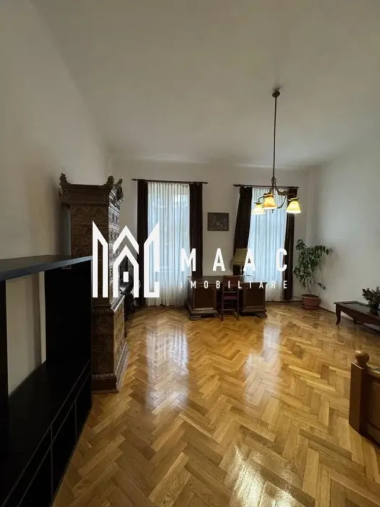Apartament 5 Camere | 172 MPU | Garaj | Central - MAAC Imobiliare vă propune spre închiriere un apartament deosebit situat la casă, ce se remarcă prin eleganță, spații generoase și o atmosferă caldă, ideal pentru cei care apreciază confortul autentic și detaliile clasice. Proprietatea oferă un ambient rafinat, îmbinând armonios elementele tradiționale cu funcționalitatea modernă.

Cu o suprafață utilă de 172 mp, locuința este excelent compartimentată și asigură un nivel ridicat de confort pentru o familie sau pentru persoane care își doresc un spațiu amplu și bine organizat.

Compartimentare:
-5 camere spațioase
-Living open-space luminos
-2 băi
-Garaj

Dotări și caracteristici:
-Complet mobilat și utilat
-Finisaje de calitate
-Luminozitate naturală ridicată
-Pivniță și cămară pentru depozitare
-Curte comună de aproximativ 1000 mp

Confort termic:
-Centrală termică pe gaz
-Șemineu
-Sobă pe lemne

Proprietatea oferă un stil de viață liniștit, într-un cadru elegant și primitor, fiind potrivită pentru familii sau pentru cei care caută un spațiu deosebit, cu personalitate.

Condiții de închiriere:
-Se percepe garanție în cuantumul unei chirii lunare
-Fumatul nu este permis în interior

Pentru mai multe detalii și programarea unei vizionări, precizați telefonic că ați văzut anunțul cu CP2801545