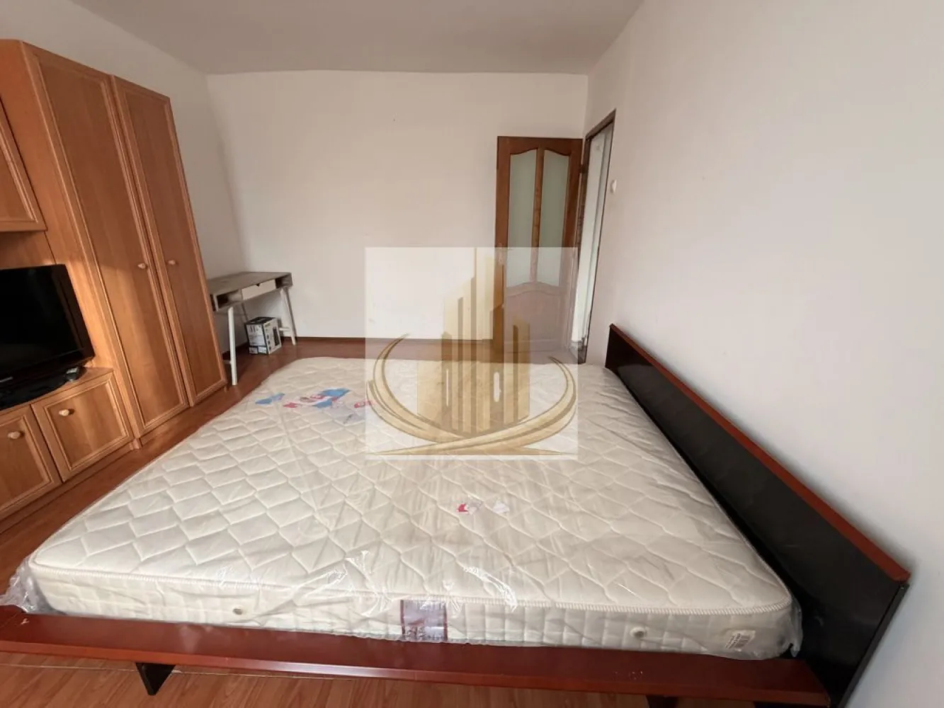 🏡 Garsonieră modernă de închiriat în zonă excelentă – complet utilată - ✨ Grand Mobilis Imobiliare vă propune spre închiriere o garsonieră cochetă, situată într-o zonă apreciată din Blascovici, cu acces facil către puncte de interes local. ✨

📍 Locația beneficiază de infrastructură completă: mijloace de transport în comun în apropiere, iluminat stradal modern și străzi asfaltate, oferind confort și siguranță.

🏢 Garsoniera este poziționată la etajul 4 al unui imobil bine întreținut și este complet mobilată și utilată, pregătită pentru mutare imediată:
✔ aer condiționat
✔ mașină de spălat
✔ televizor
✔ aragaz
✔ frigider
✔ mobilier complet

🔥 Încălzirea este asigurată prin sistem centralizat, cu costuri accesibile:
• vară: aproximativ 200–300 lei
• iarnă: aproximativ 500–600 lei

💰 Se solicită garanție în valoare de 220 euro.

🌟 Oferta este ideală pentru închiriere pe termen lung, fiind potrivită inclusiv pentru persoane care dețin animale de companie sau sunt fumători.

💎 Toate acestea la un preț extraordinar, reprezentând o oportunitate excelentă pe piața actuală!

📞 Pentru mai multe detalii și programarea unei vizionări, nu ezitați să ne contactați!
Grand Mobilis Imobiliare