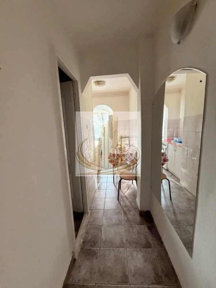 🏡 Garsonieră modernă de închiriat în zonă excelentă – complet utilată - ✨ Grand Mobilis Imobiliare vă propune spre închiriere o garsonieră cochetă, situată într-o zonă apreciată din Blascovici, cu acces facil către puncte de interes local. ✨

📍 Locația beneficiază de infrastructură completă: mijloace de transport în comun în apropiere, iluminat stradal modern și străzi asfaltate, oferind confort și siguranță.

🏢 Garsoniera este poziționată la etajul 4 al unui imobil bine întreținut și este complet mobilată și utilată, pregătită pentru mutare imediată:
✔ aer condiționat
✔ mașină de spălat
✔ televizor
✔ aragaz
✔ frigider
✔ mobilier complet

🔥 Încălzirea este asigurată prin sistem centralizat, cu costuri accesibile:
• vară: aproximativ 200–300 lei
• iarnă: aproximativ 500–600 lei

💰 Se solicită garanție în valoare de 220 euro.

🌟 Oferta este ideală pentru închiriere pe termen lung, fiind potrivită inclusiv pentru persoane care dețin animale de companie sau sunt fumători.

💎 Toate acestea la un preț extraordinar, reprezentând o oportunitate excelentă pe piața actuală!

📞 Pentru mai multe detalii și programarea unei vizionări, nu ezitați să ne contactați!
Grand Mobilis Imobiliare