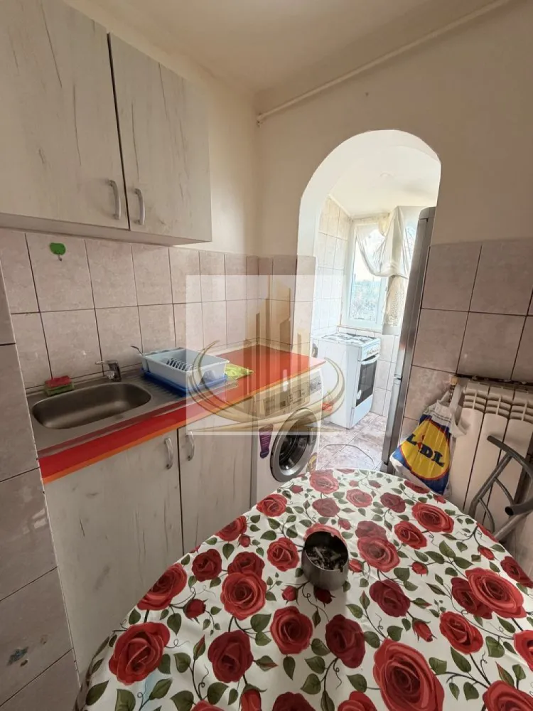 🏡 Garsonieră modernă de închiriat în zonă excelentă – complet utilată - ✨ Grand Mobilis Imobiliare vă propune spre închiriere o garsonieră cochetă, situată într-o zonă apreciată din Blascovici, cu acces facil către puncte de interes local. ✨

📍 Locația beneficiază de infrastructură completă: mijloace de transport în comun în apropiere, iluminat stradal modern și străzi asfaltate, oferind confort și siguranță.

🏢 Garsoniera este poziționată la etajul 4 al unui imobil bine întreținut și este complet mobilată și utilată, pregătită pentru mutare imediată:
✔ aer condiționat
✔ mașină de spălat
✔ televizor
✔ aragaz
✔ frigider
✔ mobilier complet

🔥 Încălzirea este asigurată prin sistem centralizat, cu costuri accesibile:
• vară: aproximativ 200–300 lei
• iarnă: aproximativ 500–600 lei

💰 Se solicită garanție în valoare de 220 euro.

🌟 Oferta este ideală pentru închiriere pe termen lung, fiind potrivită inclusiv pentru persoane care dețin animale de companie sau sunt fumători.

💎 Toate acestea la un preț extraordinar, reprezentând o oportunitate excelentă pe piața actuală!

📞 Pentru mai multe detalii și programarea unei vizionări, nu ezitați să ne contactați!
Grand Mobilis Imobiliare