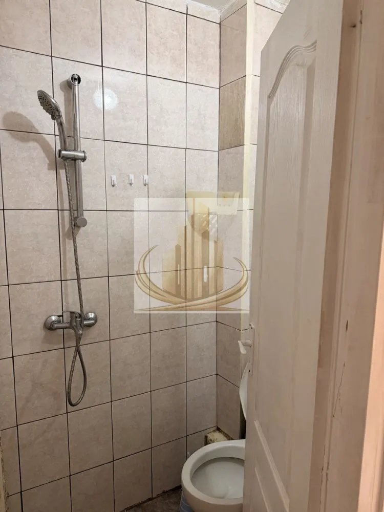 🏡 Garsonieră modernă de închiriat în zonă excelentă – complet utilată - ✨ Grand Mobilis Imobiliare vă propune spre închiriere o garsonieră cochetă, situată într-o zonă apreciată din Blascovici, cu acces facil către puncte de interes local. ✨

📍 Locația beneficiază de infrastructură completă: mijloace de transport în comun în apropiere, iluminat stradal modern și străzi asfaltate, oferind confort și siguranță.

🏢 Garsoniera este poziționată la etajul 4 al unui imobil bine întreținut și este complet mobilată și utilată, pregătită pentru mutare imediată:
✔ aer condiționat
✔ mașină de spălat
✔ televizor
✔ aragaz
✔ frigider
✔ mobilier complet

🔥 Încălzirea este asigurată prin sistem centralizat, cu costuri accesibile:
• vară: aproximativ 200–300 lei
• iarnă: aproximativ 500–600 lei

💰 Se solicită garanție în valoare de 220 euro.

🌟 Oferta este ideală pentru închiriere pe termen lung, fiind potrivită inclusiv pentru persoane care dețin animale de companie sau sunt fumători.

💎 Toate acestea la un preț extraordinar, reprezentând o oportunitate excelentă pe piața actuală!

📞 Pentru mai multe detalii și programarea unei vizionări, nu ezitați să ne contactați!
Grand Mobilis Imobiliare