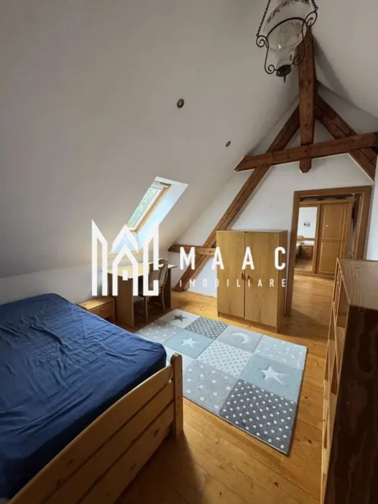 Apartament 5 Camere | 172 MPU | Garaj | Central - MAAC Imobiliare vă propune spre închiriere un apartament deosebit situat la casă, ce se remarcă prin eleganță, spații generoase și o atmosferă caldă, ideal pentru cei care apreciază confortul autentic și detaliile clasice. Proprietatea oferă un ambient rafinat, îmbinând armonios elementele tradiționale cu funcționalitatea modernă.

Cu o suprafață utilă de 172 mp, locuința este excelent compartimentată și asigură un nivel ridicat de confort pentru o familie sau pentru persoane care își doresc un spațiu amplu și bine organizat.

Compartimentare:
-5 camere spațioase
-Living open-space luminos
-2 băi
-Garaj

Dotări și caracteristici:
-Complet mobilat și utilat
-Finisaje de calitate
-Luminozitate naturală ridicată
-Pivniță și cămară pentru depozitare
-Curte comună de aproximativ 1000 mp

Confort termic:
-Centrală termică pe gaz
-Șemineu
-Sobă pe lemne

Proprietatea oferă un stil de viață liniștit, într-un cadru elegant și primitor, fiind potrivită pentru familii sau pentru cei care caută un spațiu deosebit, cu personalitate.

Condiții de închiriere:
-Se percepe garanție în cuantumul unei chirii lunare
-Fumatul nu este permis în interior

Pentru mai multe detalii și programarea unei vizionări, precizați telefonic că ați văzut anunțul cu CP2801545