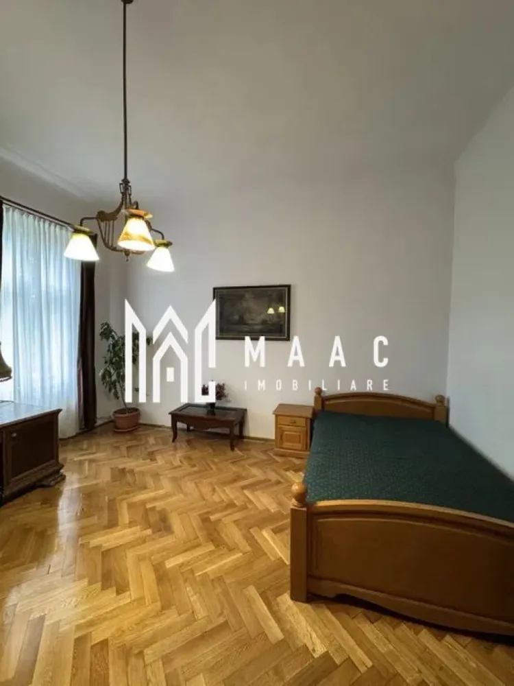 Apartament 5 Camere | 172 MPU | Garaj | Central - MAAC Imobiliare vă propune spre închiriere un apartament deosebit situat la casă, ce se remarcă prin eleganță, spații generoase și o atmosferă caldă, ideal pentru cei care apreciază confortul autentic și detaliile clasice. Proprietatea oferă un ambient rafinat, îmbinând armonios elementele tradiționale cu funcționalitatea modernă.

Cu o suprafață utilă de 172 mp, locuința este excelent compartimentată și asigură un nivel ridicat de confort pentru o familie sau pentru persoane care își doresc un spațiu amplu și bine organizat.

Compartimentare:
-5 camere spațioase
-Living open-space luminos
-2 băi
-Garaj

Dotări și caracteristici:
-Complet mobilat și utilat
-Finisaje de calitate
-Luminozitate naturală ridicată
-Pivniță și cămară pentru depozitare
-Curte comună de aproximativ 1000 mp

Confort termic:
-Centrală termică pe gaz
-Șemineu
-Sobă pe lemne

Proprietatea oferă un stil de viață liniștit, într-un cadru elegant și primitor, fiind potrivită pentru familii sau pentru cei care caută un spațiu deosebit, cu personalitate.

Condiții de închiriere:
-Se percepe garanție în cuantumul unei chirii lunare
-Fumatul nu este permis în interior

Pentru mai multe detalii și programarea unei vizionări, precizați telefonic că ați văzut anunțul cu CP2801545