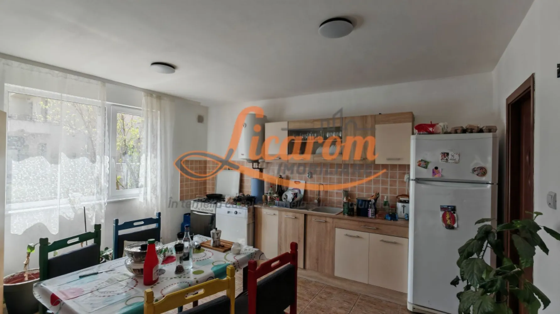 Vila P+E Bartolomeu,4 camere,4 bai,curte,garaj. - Licarom Imobiliare propune spre vanzare o vila construita in anul 2010 dispusa pe Parter si etaj in cartierul Bartolomeu str Feldioarei.
Casa are o suprafata foarte generoasa si are urmatoarea compozitie:
La parter: Hol intrare,bucatarie mare si camara,baie si living generos cu iesire spre terasa
La etaj : 3 Dormitoare fiecare cu baie proprie si 2 balcoane
Constructia este realizata din BCA cu planseu din lemn intre etaje.
Exteriorul casei este termoizolat cu polistiren.
Terenul este in suprafata totala de 405 mp si are acces din 2 strazi,fiind situat pe colt,Curtea are acces auto si deasemenea exista garaj inchis.
Casa necesita reparatii si amenajari.
Daca esti interesat de achizitia unei case in care sa poti sa iti pune amprenta,sa investesti si sa o amenajezi asa cum iti doresti,aceasta este proprietatea!
Pentru mai multe detalii si vizionari,nu ezitata sa ne contactezi la telefon 0741059397 Consultant imobiliar Calin si 0723985424 Consultant imobiliar Liliana