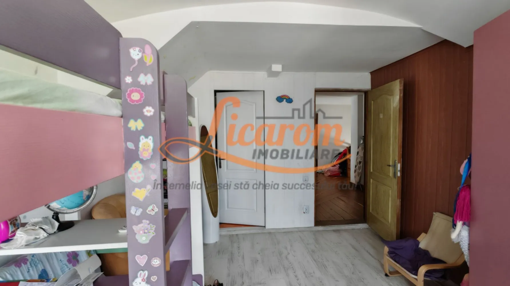 Vila P+E Bartolomeu,4 camere,4 bai,curte,garaj. - Licarom Imobiliare propune spre vanzare o vila construita in anul 2010 dispusa pe Parter si etaj in cartierul Bartolomeu str Feldioarei.
Casa are o suprafata foarte generoasa si are urmatoarea compozitie:
La parter: Hol intrare,bucatarie mare si camara,baie si living generos cu iesire spre terasa
La etaj : 3 Dormitoare fiecare cu baie proprie si 2 balcoane
Constructia este realizata din BCA cu planseu din lemn intre etaje.
Exteriorul casei este termoizolat cu polistiren.
Terenul este in suprafata totala de 405 mp si are acces din 2 strazi,fiind situat pe colt,Curtea are acces auto si deasemenea exista garaj inchis.
Casa necesita reparatii si amenajari.
Daca esti interesat de achizitia unei case in care sa poti sa iti pune amprenta,sa investesti si sa o amenajezi asa cum iti doresti,aceasta este proprietatea!
Pentru mai multe detalii si vizionari,nu ezitata sa ne contactezi la telefon 0741059397 Consultant imobiliar Calin si 0723985424 Consultant imobiliar Liliana