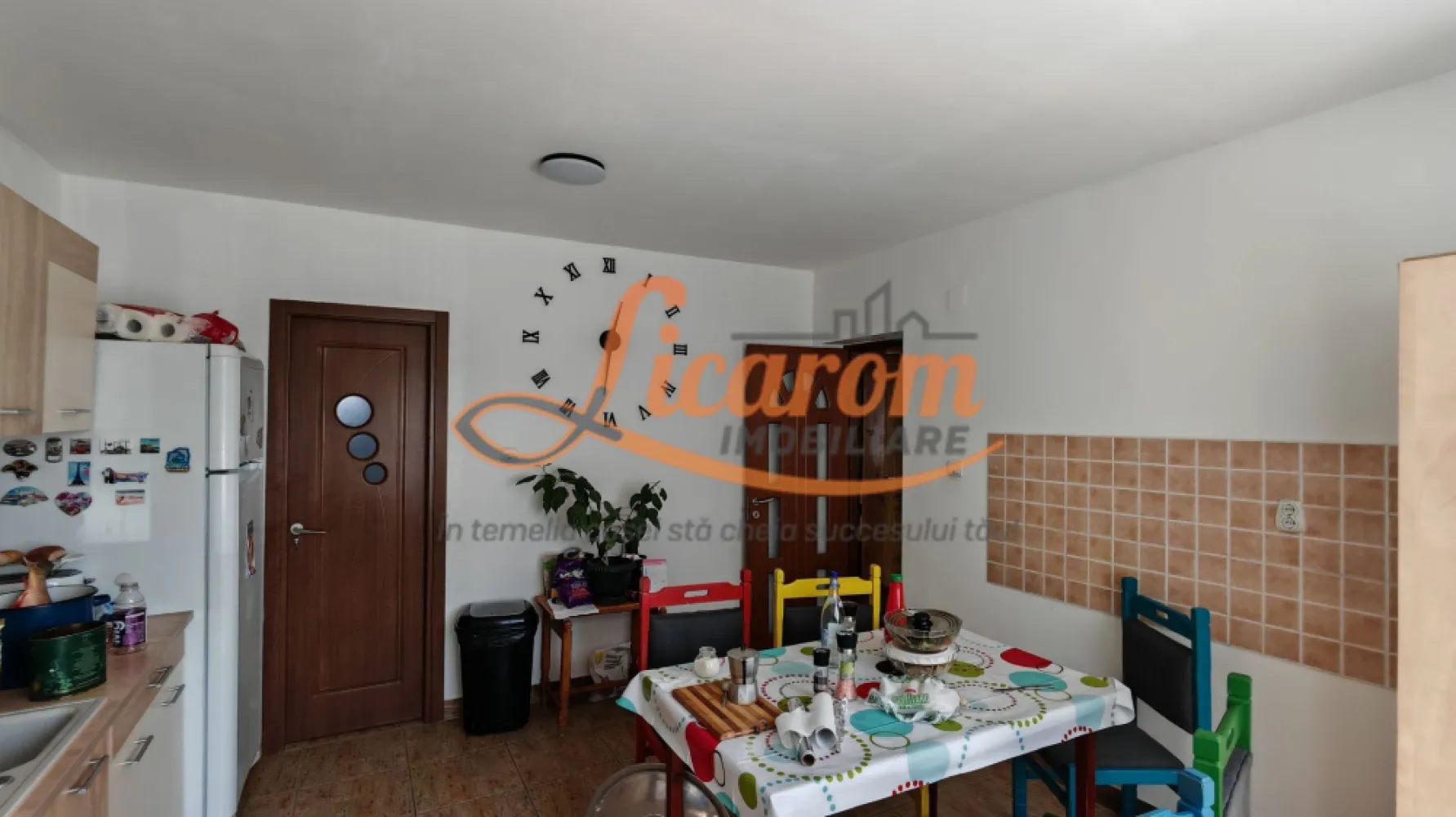 Vila P+E Bartolomeu,4 camere,4 bai,curte,garaj. - Licarom Imobiliare propune spre vanzare o vila construita in anul 2010 dispusa pe Parter si etaj in cartierul Bartolomeu str Feldioarei.
Casa are o suprafata foarte generoasa si are urmatoarea compozitie:
La parter: Hol intrare,bucatarie mare si camara,baie si living generos cu iesire spre terasa
La etaj : 3 Dormitoare fiecare cu baie proprie si 2 balcoane
Constructia este realizata din BCA cu planseu din lemn intre etaje.
Exteriorul casei este termoizolat cu polistiren.
Terenul este in suprafata totala de 405 mp si are acces din 2 strazi,fiind situat pe colt,Curtea are acces auto si deasemenea exista garaj inchis.
Casa necesita reparatii si amenajari.
Daca esti interesat de achizitia unei case in care sa poti sa iti pune amprenta,sa investesti si sa o amenajezi asa cum iti doresti,aceasta este proprietatea!
Pentru mai multe detalii si vizionari,nu ezitata sa ne contactezi la telefon 0741059397 Consultant imobiliar Calin si 0723985424 Consultant imobiliar Liliana