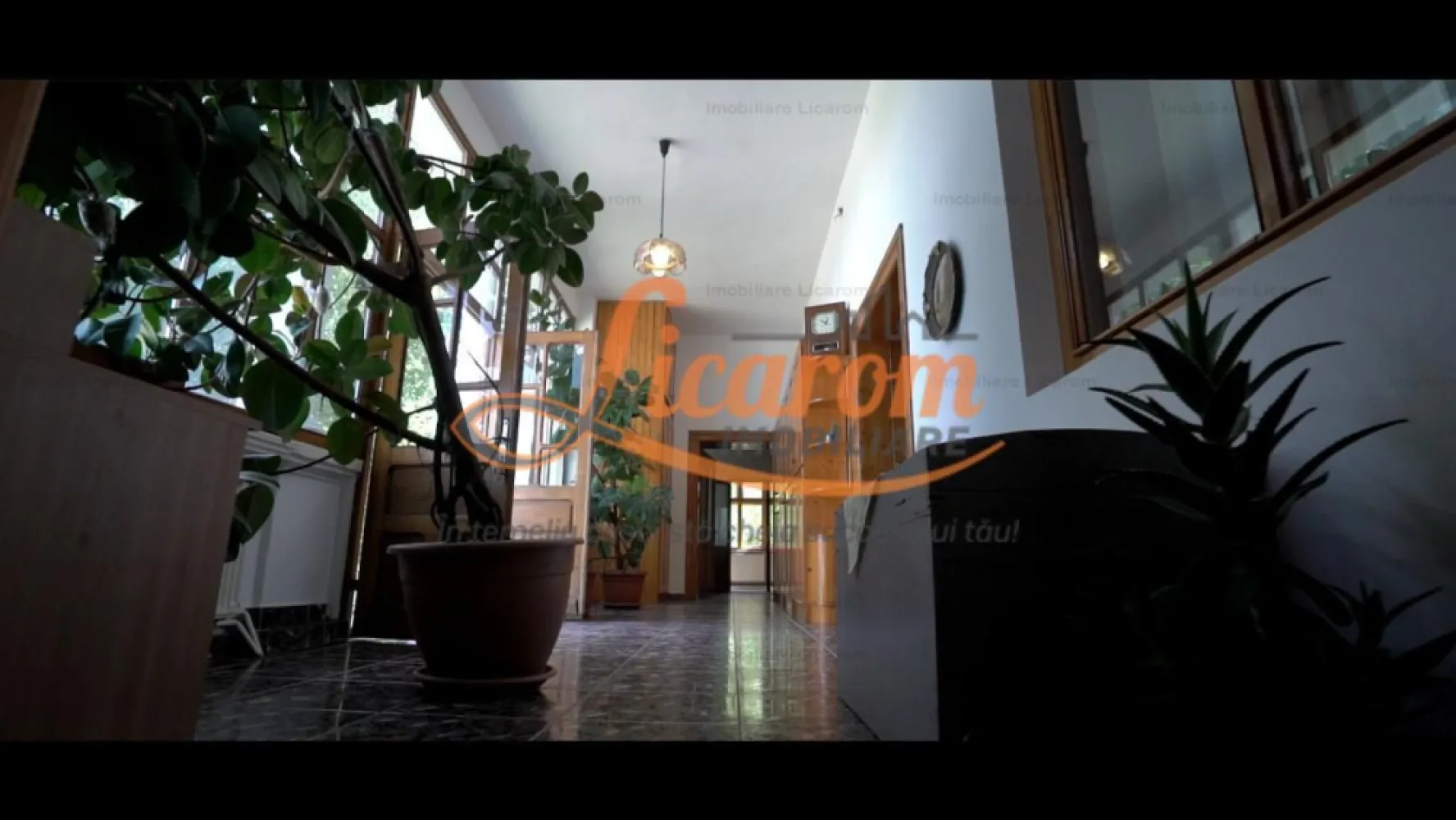 Oferta Conac boieresc P+M,teren 20400 mp - Agentia Licarom Imobiliare ofera spre vanzare o proprietate cu iz boieresc, materializata intr-o casa construita in anul 1873, cu anexe si dependinte si cu un teren in suprafata de 20400 mp. Casa, dispusa pe P+M, pastreaza amprenta epocii in care a fost construita.
Dispunerea camerelor este pe parterul cladirii, care are o suprafata utila de 272 mp, iar compartimentarea este dupa cum urmeaza:
-la intrare ne intampina un hol generos, de unde se face trecerea in doua parti care pot reprezenta zone distincte ale cladirii- in partea stanga regasim o bucatarie, o baie, un salon in suprafata de 36 mp, un dormitor si un spatiu de depozitare, iar in partea dreapta , avem bucatarie, baie, dormitor, salon cu semineu; o alta incapere care delimiteaza cele doua zone este biblioteca.
Proprietatea dispune si de subsol in suprafata de aproximativ 60 mp, unde s-ar putea amenaja o crama.Mansarda are 272 mp si aici regasim 3 camere, iar restul suprafetei este necompartimentata.
Terenul de 2 ha este trecut in intravilanul Brasovului si ii confera proprietatii plus valoare si datorita faptului ca pamantul de aici este unul foarte fertil, care si-a pastrat calitatile naturale, deoarece nu s-au folosit ingrasaminte chimice.
Constructia este una foarte solida, din caramida, zidurile exterioare avand grosimea de 60 cm, iar peretii interiori de 50 cm.
Incalzirea se face atat cu ajutorul unei centrale pe gaz, cat si a uneia cu lemne.
Cladirea este reprezentativa pentru cartierul Stupini, proprietatea fiind cunoscuta in trecut ca ,, Stupina lui Christof", gasindu-se in acest sens inscrieri la Arhivele Statului.
Ca sa intregim tabloul, nu putem sa nu amintim de privelistea de vis data de muntii Ciucas, Piatra Mare, Postavarul, Bucegi,PiatraCraiului, Iezer Papusasi Fagaras.
Pentru mai multe detalii si informatii nu ezitati sa ne contactati 0741059397 Calin si 0723985424 Liliana