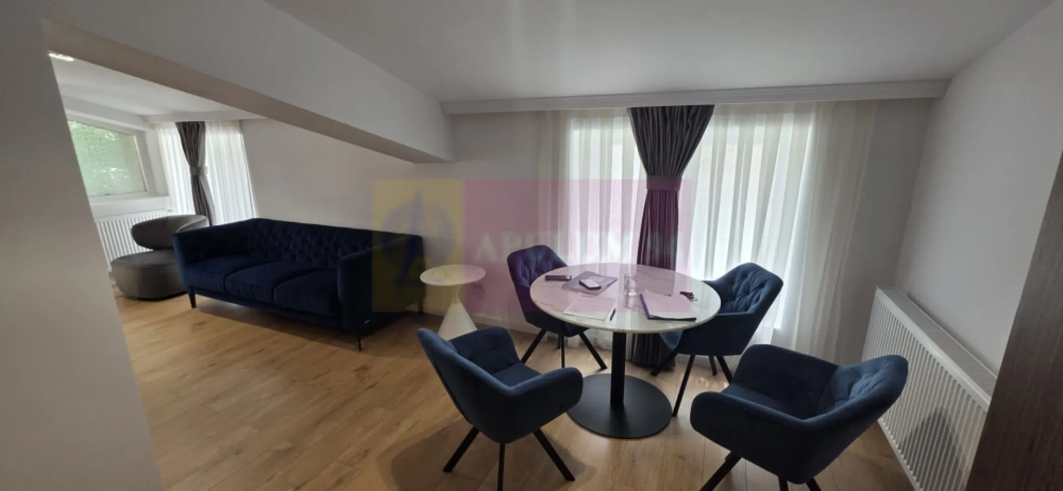 Apartament cu 2 bai si loc de parcare in Sinaia - Apartament elegant cu 2 camere, 2 băi și loc de parcare propriu, de vânzare în Sinaia

Agentia Imobiliară Mervani vă prezintă un apartament deosebit, situat într-o zonă semicentrală a stațiunii Sinaia, la etajul 1 al unei vile cochete cu doar 5 apartamente de vacanță. Proprietatea este ideală atât pentru locuire permanentă, cât și ca locuință de vacanță sau investiție în regim hotelier.

Apartamentul are o suprafață construită de 58 mp și este compartimentat modern, oferind:

 living luminos cu bucătărie open-space complet mobilată și utilată;
 dormitor confortabil;
 două băi;
 balcon;
 hol.

Finisajele sunt de foarte bună calitate, realizate într-un stil elegant și contemporan, iar locuința se vinde la cheie, gata pentru mutare.

Proprietatea beneficiază de:

 loc de parcare propriu;
 centrală termică proprie pe gaz, amplasată într-un spațiu tehnic comun;
 acces facil pe drum asfaltat;
 poziționare excelentă, la doar câteva minute de centrul stațiunii Sinaia.

Datorită amplasării într-o vilă exclusivistă și a numărului redus de apartamente, această proprietate oferă liniște, intimitate și confort, fiind o alegere excelentă pentru cei care își doresc o locuință într-una dintre cele mai apreciate stațiuni montane din România.

Proprietate listată de Agenția Imobiliară Mervani
0729 935 536