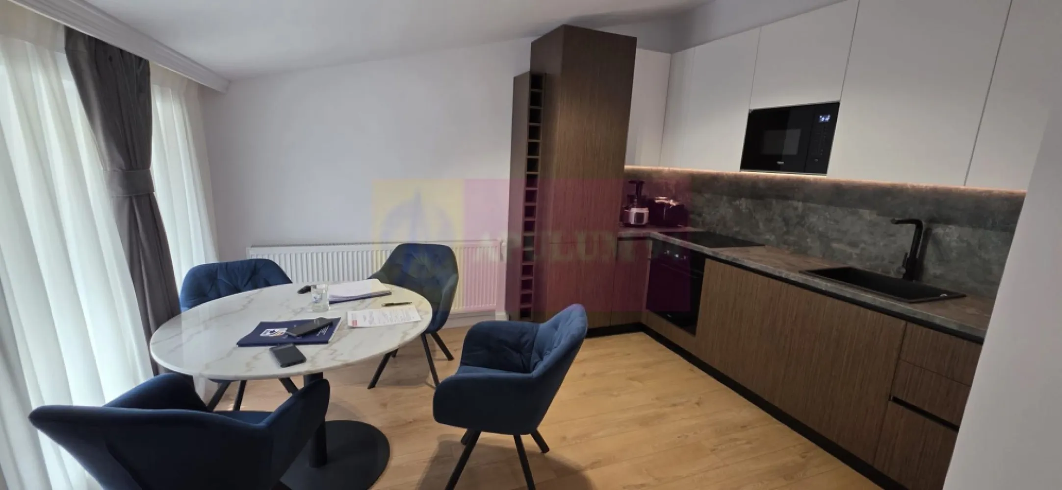 Apartament cu 2 bai si loc de parcare in Sinaia - Apartament elegant cu 2 camere, 2 băi și loc de parcare propriu, de vânzare în Sinaia

Agentia Imobiliară Mervani vă prezintă un apartament deosebit, situat într-o zonă semicentrală a stațiunii Sinaia, la etajul 1 al unei vile cochete cu doar 5 apartamente de vacanță. Proprietatea este ideală atât pentru locuire permanentă, cât și ca locuință de vacanță sau investiție în regim hotelier.

Apartamentul are o suprafață construită de 58 mp și este compartimentat modern, oferind:

 living luminos cu bucătărie open-space complet mobilată și utilată;
 dormitor confortabil;
 două băi;
 balcon;
 hol.

Finisajele sunt de foarte bună calitate, realizate într-un stil elegant și contemporan, iar locuința se vinde la cheie, gata pentru mutare.

Proprietatea beneficiază de:

 loc de parcare propriu;
 centrală termică proprie pe gaz, amplasată într-un spațiu tehnic comun;
 acces facil pe drum asfaltat;
 poziționare excelentă, la doar câteva minute de centrul stațiunii Sinaia.

Datorită amplasării într-o vilă exclusivistă și a numărului redus de apartamente, această proprietate oferă liniște, intimitate și confort, fiind o alegere excelentă pentru cei care își doresc o locuință într-una dintre cele mai apreciate stațiuni montane din România.

Proprietate listată de Agenția Imobiliară Mervani
0729 935 536