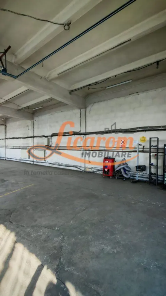Hala 500 mp productie/depozitare Bartolomeu,birouri,parcare mare. - Licarom Imobiliare propune spre inchiriere o hala in suprafata de 500 mp,situata in Bartolomeu zona industriala.
Proprietatea are in dotare 2 spatii pentru vestiare (aproximativ 100 mp),4 birouri in suprafata de 120 mp,un grup sanitar si are o parcare mare ,in suprafata de 200 mp, in care incap 18 masini.
Hala este pretabila pentru produtie,depozitare,service auto,etc.
Este racordata la curent electric de 380 V, cu putere instalata de 25KW care se poate mari la nevoie pana la 300 KW.
Incalzirea se face cu gaz.
Accesul este foarte usor catre oras si catre centura Bv.
Pretul chiriei este de 2000 euro/luna.
Pentru informatii suplimentare si vizionari,nu ezitati sa ne contactati la telefon 0741059397 Consultant imobiliar Calin si 0723985424 Consultant imobiliar Liliana.