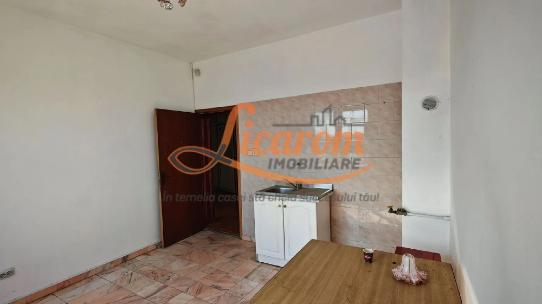 Hala 500 mp productie/depozitare Bartolomeu,birouri,parcare mare. - Licarom Imobiliare propune spre inchiriere o hala in suprafata de 500 mp,situata in Bartolomeu zona industriala.
Proprietatea are in dotare 2 spatii pentru vestiare (aproximativ 100 mp),4 birouri in suprafata de 120 mp,un grup sanitar si are o parcare mare ,in suprafata de 200 mp, in care incap 18 masini.
Hala este pretabila pentru produtie,depozitare,service auto,etc.
Este racordata la curent electric de 380 V, cu putere instalata de 25KW care se poate mari la nevoie pana la 300 KW.
Incalzirea se face cu gaz.
Accesul este foarte usor catre oras si catre centura Bv.
Pretul chiriei este de 2000 euro/luna.
Pentru informatii suplimentare si vizionari,nu ezitati sa ne contactati la telefon 0741059397 Consultant imobiliar Calin si 0723985424 Consultant imobiliar Liliana.