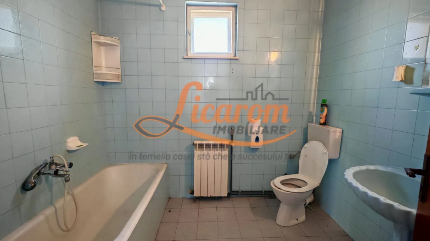 Hala 500 mp productie/depozitare Bartolomeu,birouri,parcare mare. - Licarom Imobiliare propune spre inchiriere o hala in suprafata de 500 mp,situata in Bartolomeu zona industriala.
Proprietatea are in dotare 2 spatii pentru vestiare (aproximativ 100 mp),4 birouri in suprafata de 120 mp,un grup sanitar si are o parcare mare ,in suprafata de 200 mp, in care incap 18 masini.
Hala este pretabila pentru produtie,depozitare,service auto,etc.
Este racordata la curent electric de 380 V, cu putere instalata de 25KW care se poate mari la nevoie pana la 300 KW.
Incalzirea se face cu gaz.
Accesul este foarte usor catre oras si catre centura Bv.
Pretul chiriei este de 2000 euro/luna.
Pentru informatii suplimentare si vizionari,nu ezitati sa ne contactati la telefon 0741059397 Consultant imobiliar Calin si 0723985424 Consultant imobiliar Liliana.