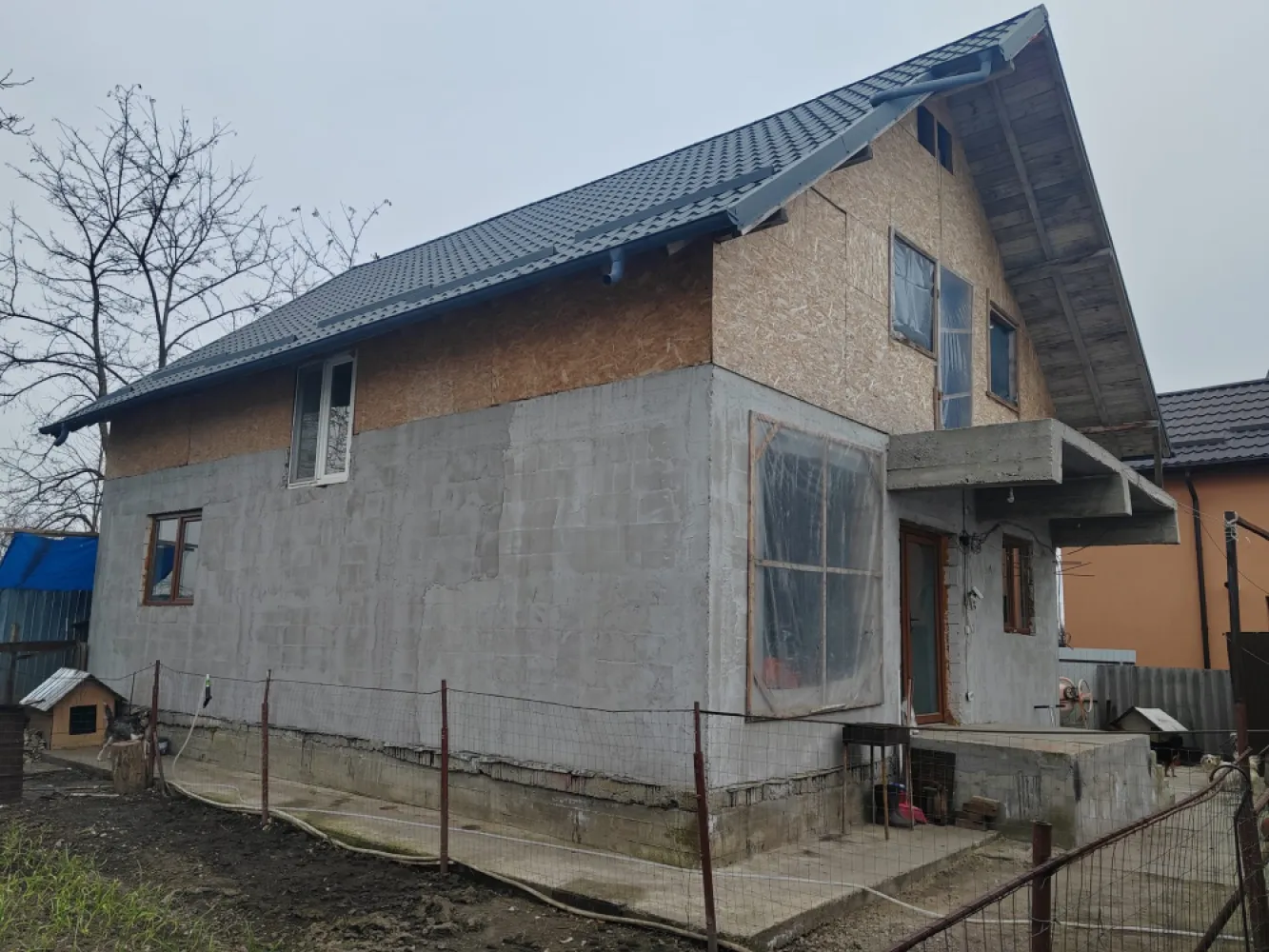 Imobil cu 2 constructii, anexe și 670 mp teren, utilități racordate, Bratasanca - Agenția imobiliară Sebarucata Business Consulting vă prezintă spre vânzare o proprietate generoasă situată în satul Brătășanca, comuna Filipeștii de Târg, cu acces direct din drum județean și deschidere de 18 ml la stradă.Terenul are o suprafață de 670 mp( respectiv 744 mp măsurați) pe care sunt amplasate două construcții și anexe.Mai exact, vorbim despre:(1) o casă edificată în 1960, cu un regim de înălțime parter și încadrată în clasa energetica D.Acest corp are o suprafață construită de 99,09 mp( utilă 78,52 mp) și a fost complet renovat. Avantajul acestei construcții este dată de faptul că este funcțională și poate fi folosită imediat.Ca și compartimentare, vorbim de 5 camere, o bucătărie, o baie generoasă cu aerisire naturala( geam) și cadă+ 2 holuri.Utilități racordate: apa de la rețea, fosa septică, electricitate, gaze( centrală+ 9 calorifere), canalizarea fiind în curs de execuție în comună.Caracteristici constructive:- fundație de piatră ;- pod cu grinzi de lemn;- tavane de rigips în 3 dintre camere( înălțimea camerei fiind de 1,98 m) acestea permițând înălțarea lor cu cel puțin 30 de cm;- placa de beton turnată deasupra dormitorului, holului și în camera centralei( în aceste camere înălțimea este de 2,10 m);- pereti: zidarie caramida;- invelitoare: tabla.(2) Anexe: bucătărie de vară cu beci+ grup sanitar cu duș, toaletă și boiler electric. Grupul sanitar este amplasat deasupra fosei septice.(3) Construcția nouă, autorizată în 2025 cu regim de inaltime P+M și o suprafață construită de 202 mp.Suprafața desfășurată construită: 97,9 mpSuprafața desfășurată utilă: 146,11 mpSuprafața desfășurată locuibilă: 109,18 mp.Compartimentare:- parter în suprafață de 76,36 mp: living, 3 dormitoare, baie, bucătărie;- mansarda în suprafață de 67,75 mp: 3 dormitoare, baie, hol, dresing.-Inaltime camere: 2,60-2,75 m.Autorizație de construcție a fost emisă în iunie 2025( valabilitate 24 luni) iar structură este realizată conform proiectului.Toate utilitățile sunt disponibile pe proprietate.Investiție realizată până în prezent este de aproximativ 80.000 €.Aceasta proprietatea este ideală pentru o familie extinsă/ două familii (părinți + copii), locuință + spațiu pentru birou sau activitate comercială/finalizarea unei case moderne, având avantajul existenței unei locuințe deja funcționale pe teren.Imobilul se vinde mobilat și utilat. Din acesta vor fi luate doar obiectele personale și o parte din electrocasnice.Acces rapid către Ploiești și zonele industriale din Prahova, o califica, de asemenea, ca fiind o oportunitate de investiție sigură.Vecinătăți:- Market La doi Pași, magazine generale;- Unități de învățământ: școală și grădiniță cu program normal și prelungit;- Cabinet stomatologic, farmacie, cabinet medical;- Primarie;- Stație pentru transport în comun( cu plecare din ora în oră din oraș).Având în vedere numărul redus de fotografii ce pot fi postate pe platformele de promovare, vă invităm să ne scrieți în cazul în care doriți fotografii suplimentare.Vă stăm la dispoziție pentru orice informație suplimentară și stabilirea unei vizionari.