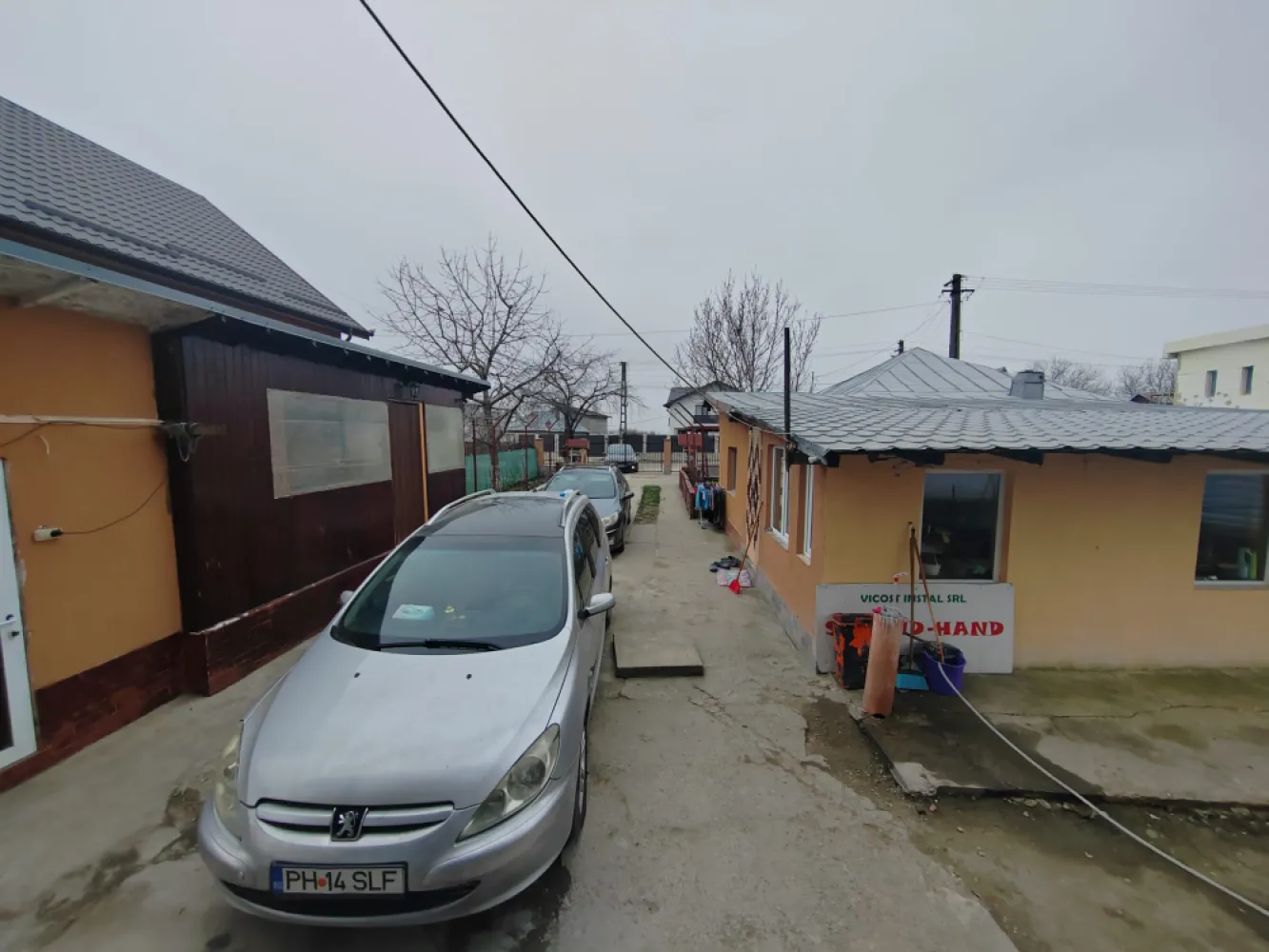 Imobil cu 2 constructii, anexe și 670 mp teren, utilități racordate, Bratasanca - Agenția imobiliară Sebarucata Business Consulting vă prezintă spre vânzare o proprietate generoasă situată în satul Brătășanca, comuna Filipeștii de Târg, cu acces direct din drum județean și deschidere de 18 ml la stradă.Terenul are o suprafață de 670 mp( respectiv 744 mp măsurați) pe care sunt amplasate două construcții și anexe.Mai exact, vorbim despre:(1) o casă edificată în 1960, cu un regim de înălțime parter și încadrată în clasa energetica D.Acest corp are o suprafață construită de 99,09 mp( utilă 78,52 mp) și a fost complet renovat. Avantajul acestei construcții este dată de faptul că este funcțională și poate fi folosită imediat.Ca și compartimentare, vorbim de 5 camere, o bucătărie, o baie generoasă cu aerisire naturala( geam) și cadă+ 2 holuri.Utilități racordate: apa de la rețea, fosa septică, electricitate, gaze( centrală+ 9 calorifere), canalizarea fiind în curs de execuție în comună.Caracteristici constructive:- fundație de piatră ;- pod cu grinzi de lemn;- tavane de rigips în 3 dintre camere( înălțimea camerei fiind de 1,98 m) acestea permițând înălțarea lor cu cel puțin 30 de cm;- placa de beton turnată deasupra dormitorului, holului și în camera centralei( în aceste camere înălțimea este de 2,10 m);- pereti: zidarie caramida;- invelitoare: tabla.(2) Anexe: bucătărie de vară cu beci+ grup sanitar cu duș, toaletă și boiler electric. Grupul sanitar este amplasat deasupra fosei septice.(3) Construcția nouă, autorizată în 2025 cu regim de inaltime P+M și o suprafață construită de 202 mp.Suprafața desfășurată construită: 97,9 mpSuprafața desfășurată utilă: 146,11 mpSuprafața desfășurată locuibilă: 109,18 mp.Compartimentare:- parter în suprafață de 76,36 mp: living, 3 dormitoare, baie, bucătărie;- mansarda în suprafață de 67,75 mp: 3 dormitoare, baie, hol, dresing.-Inaltime camere: 2,60-2,75 m.Autorizație de construcție a fost emisă în iunie 2025( valabilitate 24 luni) iar structură este realizată conform proiectului.Toate utilitățile sunt disponibile pe proprietate.Investiție realizată până în prezent este de aproximativ 80.000 €.Aceasta proprietatea este ideală pentru o familie extinsă/ două familii (părinți + copii), locuință + spațiu pentru birou sau activitate comercială/finalizarea unei case moderne, având avantajul existenței unei locuințe deja funcționale pe teren.Imobilul se vinde mobilat și utilat. Din acesta vor fi luate doar obiectele personale și o parte din electrocasnice.Acces rapid către Ploiești și zonele industriale din Prahova, o califica, de asemenea, ca fiind o oportunitate de investiție sigură.Vecinătăți:- Market La doi Pași, magazine generale;- Unități de învățământ: școală și grădiniță cu program normal și prelungit;- Cabinet stomatologic, farmacie, cabinet medical;- Primarie;- Stație pentru transport în comun( cu plecare din ora în oră din oraș).Având în vedere numărul redus de fotografii ce pot fi postate pe platformele de promovare, vă invităm să ne scrieți în cazul în care doriți fotografii suplimentare.Vă stăm la dispoziție pentru orice informație suplimentară și stabilirea unei vizionari.
