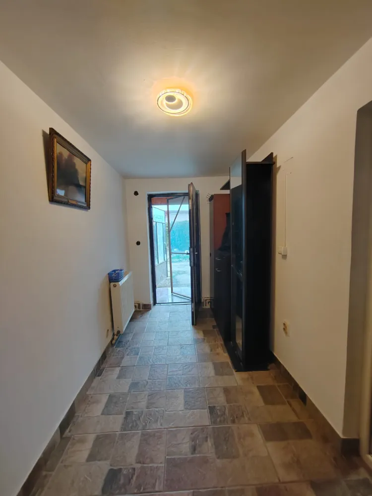 Imobil p+m cu teren generos 2259 mp, Filipeștii de Târg, disponibil imediat - Agenția imobiliară Sebarucata Business Consulting vă prezintă spre vânzare un imobil cu regim de înălțime P+M ce beneficiază de un teren generos în suprafață de 2259 mp în Filipestii de Targ- Prahova.Descrierea proprietății:1. TerenSuprafață: 2.259 mpCategoria: intravilanUtilizare: curți construcții, arabil2. Construcția principalăInitial, imobilul era reprezentat de o constructie cu o suprafață de 50 mp asupra căreia s-a intervenit în perioada 2011-2015 prin lucrari de extindere, finalizate cu proces verbal de receptie lucrare.Regim de înălțime: Parter + MansardăSuprafata construita: 135,69 mpSuprafață construită desfășurată: 190,03 mpSuprafață utilă totală: 149,34 mpStructură construcție:Construcție inițială:Vechime constructie: edificata in 1960–19702 camere( 1 camera, 1 birou)+ 2 holurisuprafață utilă: 37,32 mpsuprafață construită: 50,10 mpExtindere:Suprafata construita :146 mpParter: 3 camere,1 baie, 1 bucatarie, 1 holMansarda: living, dormitor, hol, casa scarii- realizată între 2011–2015- documentație tehnică existentăStadiu finisare: mansarda nefinalizată+ 1camera/casa scarii de la parter nefinalizata; de finisat fatada imobilului.Caracteristici constructive:Zidarie: pereti structurali din zidarie BCA cu centuri si stalpisori din beton armat;Planseu peste parter din beton armat;Fundatii: beton;Acoperis: sarpanta;Invelitoare: tabla;Sistem de incalzire: CT.3.Anexa- constructie auxiliara folosita cu scop de depozitare, relativ nouă (placări tip panouri / lemn).Utilități: energie electrică, apă+ fantana( adancime 40 m, necuratata), gaz( centrala proprie+ calorifere), fosa vidanjabila.Imobilul se potrivește în special pentru:- o familie care dorește casă cu teren mare;- persoane din Ploiești care caută o zonă liniștită;- cumpărători interesați de grădină, livadă sau hobby agricol.Dacă simțiți că acest imobil este ceea ce căutați, vă invit să mă contactați pentru informații suplimentare și stabilirea unei vizionari!&nbsp;
