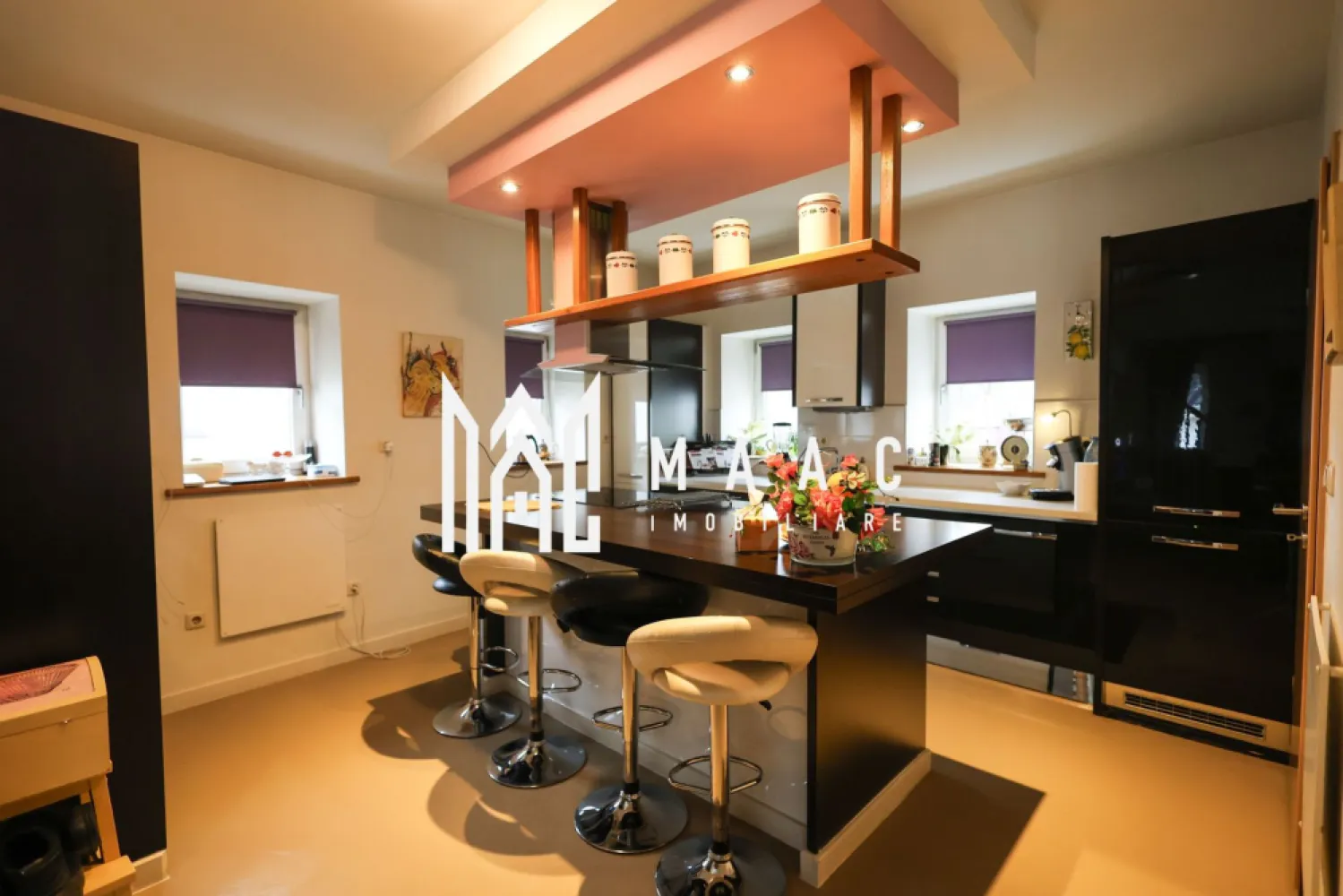 2 Case | 8 Camere | Teren 1180 | Porumbacu de Sus - MAAC Imobiliare vă propune spre vânzare o proprietate deosebită, ideală pentru locuire multifamilială sau investiție premium, amplasată pe un teren generos de 1.180 mp, ce reunește două case moderne, complet mobilate și utilate, într-un cadru atent amenajat, ce oferă confort, funcționalitate și intimitate.

Proprietatea este compusă din două corpuri de locuință distincte:

Casa 1 – eficiență și intimitate:
-suprafață utilă: 110 mp
-2 camere spațioase
-living primitor
-bucătărie modernă, complet utilată
-2 băi
-2 dressing-uri generoase
-terasă închisă, ideală pentru relaxare
-pivniță pentru depozitare

Casa 2 – spațiu, lumină și eleganță:
-suprafață utilă: 200 mp
-4 dormitoare
-living amplu și luminos
-bucătărie complet echipată
-4 băi
-terasă deschisă pentru relaxare în aer liber

Anexe și facilități suplimentare:
-magazie: 18 mp
-terasă acoperită: 46 mp
-spațiu acoperit pentru 2 autoturisme: 25 mp
-cameră tehnică: 11 mp
-curte și terase amenajate cu mobilier exterior
-zonă de barbecue

Dotări și utilități:
-curent trifazic
-apă și canalizare
-internet și TV

Accesul în proprietate se realizează prin două căi:
-acces pietonal
-acces auto cu poartă electrică

Proprietatea este potrivită pentru familii numeroase, pentru locuire combinată cu investiție sau pentru dezvoltarea unei activități în regim turistic, oferind un stil de viață modern într-un cadru organizat și elegant.

Pentru mai multe detalii, vă rugăm să menționați telefonic că ați văzut anunțul cu CP2209718