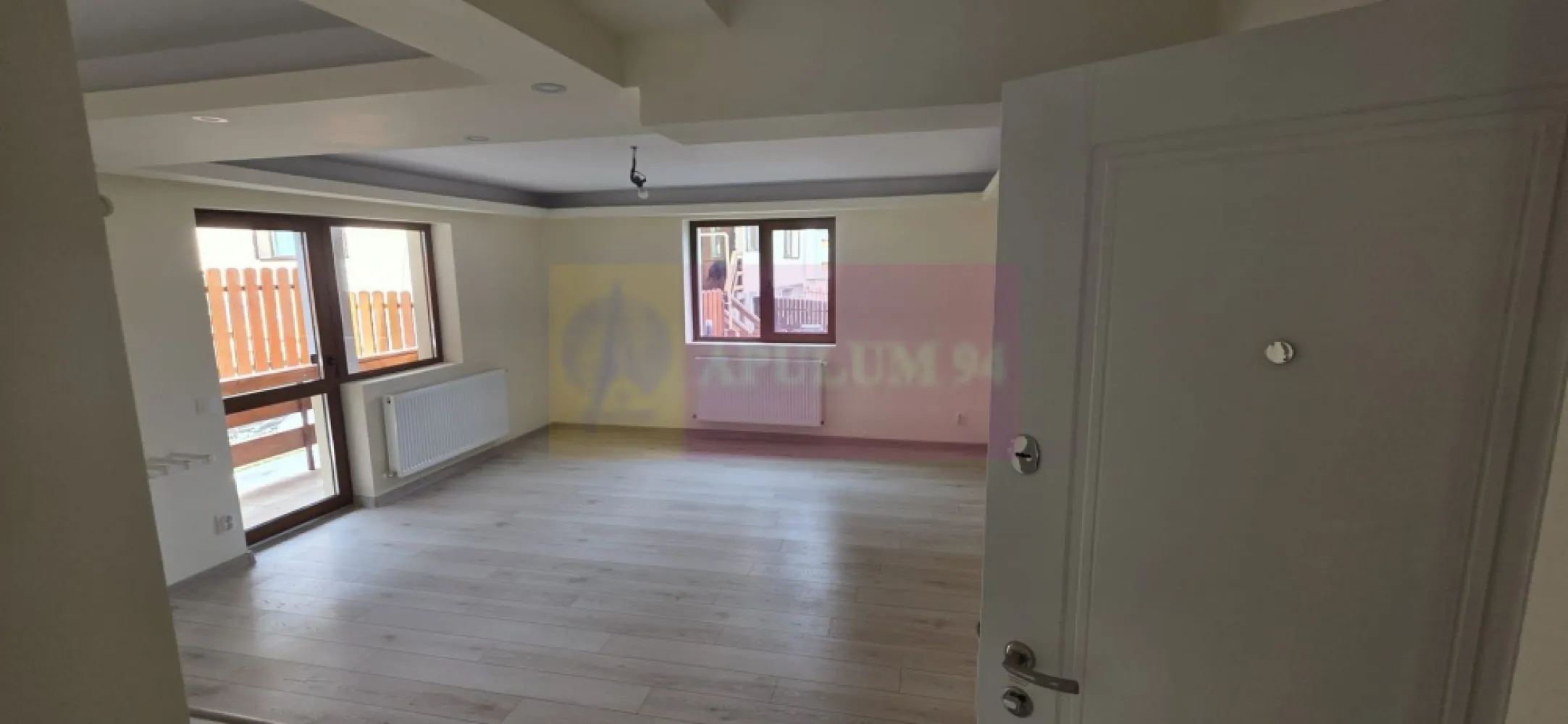 Apartament 2 camere, parter, de vanzare in Busteni - Apartament 2 camere – Bușteni | Parter | Terasă proprie | Aproape de pârtia Kalinderu 
Agenția imobiliară Mervani vă propune spre vânzare un apartament modern cu 2 camere, situat la parterul unui bloc nou, într-o zonă excelentă din Bușteni, aproape de Pârtia Kalinderu și de centrul orașului.

Locația oferă acces rapid către atracțiile turistice, dar și liniște și aer curat de munte.
Detalii apartament:

Suprafață utilă: 49 mp
Situat la parter
Terasă proprie
Compartimentare practică și luminoasă:

 living cu bucătărie open-space
 dormitor
 baie cu duș
 terasă proprie

Dotări și beneficii:

 tâmplărie PVC cu geam tripan
 centrală termică proprie
 bloc izolat cu termosistem de 10 cm
 ușă de intrare metalică de calitate
 construcție solidă pe cadre de beton și cărămidă Porotherm
 loc de parcare în fața imobilului

Preț: 100.000 Euro + TVA

 Proprietatea este ideală pentru:
 locuință permanentă
 casă de vacanță
 investiție în regim turistic

Pentru mai multe detalii sau programarea unei vizionări:
Agenția Imobiliară Mervani
0729 935 536