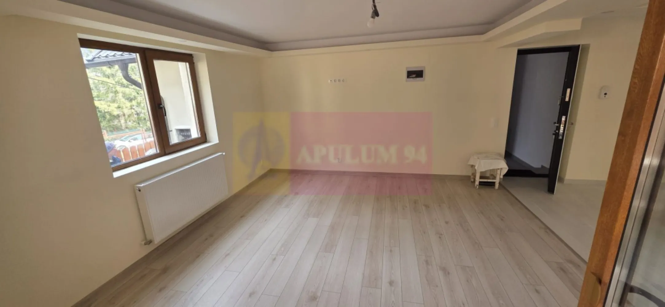 Apartament 2 camere, parter, de vanzare in Busteni - Apartament 2 camere – Bușteni | Parter | Terasă proprie | Aproape de pârtia Kalinderu 
Agenția imobiliară Mervani vă propune spre vânzare un apartament modern cu 2 camere, situat la parterul unui bloc nou, într-o zonă excelentă din Bușteni, aproape de Pârtia Kalinderu și de centrul orașului.

Locația oferă acces rapid către atracțiile turistice, dar și liniște și aer curat de munte.
Detalii apartament:

Suprafață utilă: 49 mp
Situat la parter
Terasă proprie
Compartimentare practică și luminoasă:

 living cu bucătărie open-space
 dormitor
 baie cu duș
 terasă proprie

Dotări și beneficii:

 tâmplărie PVC cu geam tripan
 centrală termică proprie
 bloc izolat cu termosistem de 10 cm
 ușă de intrare metalică de calitate
 construcție solidă pe cadre de beton și cărămidă Porotherm
 loc de parcare în fața imobilului

Preț: 100.000 Euro + TVA

 Proprietatea este ideală pentru:
 locuință permanentă
 casă de vacanță
 investiție în regim turistic

Pentru mai multe detalii sau programarea unei vizionări:
Agenția Imobiliară Mervani
0729 935 536