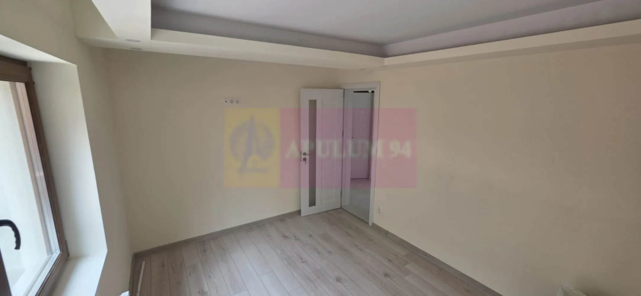 Apartament 2 camere, parter, de vanzare in Busteni - Apartament 2 camere – Bușteni | Parter | Terasă proprie | Aproape de pârtia Kalinderu 
Agenția imobiliară Mervani vă propune spre vânzare un apartament modern cu 2 camere, situat la parterul unui bloc nou, într-o zonă excelentă din Bușteni, aproape de Pârtia Kalinderu și de centrul orașului.

Locația oferă acces rapid către atracțiile turistice, dar și liniște și aer curat de munte.
Detalii apartament:

Suprafață utilă: 49 mp
Situat la parter
Terasă proprie
Compartimentare practică și luminoasă:

 living cu bucătărie open-space
 dormitor
 baie cu duș
 terasă proprie

Dotări și beneficii:

 tâmplărie PVC cu geam tripan
 centrală termică proprie
 bloc izolat cu termosistem de 10 cm
 ușă de intrare metalică de calitate
 construcție solidă pe cadre de beton și cărămidă Porotherm
 loc de parcare în fața imobilului

Preț: 100.000 Euro + TVA

 Proprietatea este ideală pentru:
 locuință permanentă
 casă de vacanță
 investiție în regim turistic

Pentru mai multe detalii sau programarea unei vizionări:
Agenția Imobiliară Mervani
0729 935 536