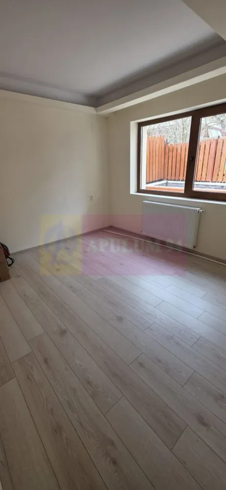 Apartament 2 camere, parter, de vanzare in Busteni - Apartament 2 camere – Bușteni | Parter | Terasă proprie | Aproape de pârtia Kalinderu 
Agenția imobiliară Mervani vă propune spre vânzare un apartament modern cu 2 camere, situat la parterul unui bloc nou, într-o zonă excelentă din Bușteni, aproape de Pârtia Kalinderu și de centrul orașului.

Locația oferă acces rapid către atracțiile turistice, dar și liniște și aer curat de munte.
Detalii apartament:

Suprafață utilă: 49 mp
Situat la parter
Terasă proprie
Compartimentare practică și luminoasă:

 living cu bucătărie open-space
 dormitor
 baie cu duș
 terasă proprie

Dotări și beneficii:

 tâmplărie PVC cu geam tripan
 centrală termică proprie
 bloc izolat cu termosistem de 10 cm
 ușă de intrare metalică de calitate
 construcție solidă pe cadre de beton și cărămidă Porotherm
 loc de parcare în fața imobilului

Preț: 100.000 Euro + TVA

 Proprietatea este ideală pentru:
 locuință permanentă
 casă de vacanță
 investiție în regim turistic

Pentru mai multe detalii sau programarea unei vizionări:
Agenția Imobiliară Mervani
0729 935 536