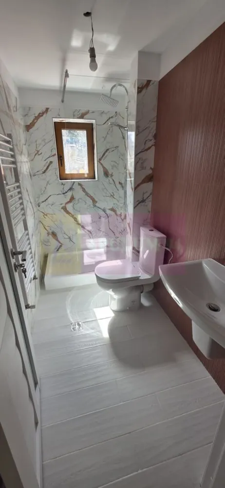 Apartament 2 camere, parter, de vanzare in Busteni - Apartament 2 camere – Bușteni | Parter | Terasă proprie | Aproape de pârtia Kalinderu 
Agenția imobiliară Mervani vă propune spre vânzare un apartament modern cu 2 camere, situat la parterul unui bloc nou, într-o zonă excelentă din Bușteni, aproape de Pârtia Kalinderu și de centrul orașului.

Locația oferă acces rapid către atracțiile turistice, dar și liniște și aer curat de munte.
Detalii apartament:

Suprafață utilă: 49 mp
Situat la parter
Terasă proprie
Compartimentare practică și luminoasă:

 living cu bucătărie open-space
 dormitor
 baie cu duș
 terasă proprie

Dotări și beneficii:

 tâmplărie PVC cu geam tripan
 centrală termică proprie
 bloc izolat cu termosistem de 10 cm
 ușă de intrare metalică de calitate
 construcție solidă pe cadre de beton și cărămidă Porotherm
 loc de parcare în fața imobilului

Preț: 100.000 Euro + TVA

 Proprietatea este ideală pentru:
 locuință permanentă
 casă de vacanță
 investiție în regim turistic

Pentru mai multe detalii sau programarea unei vizionări:
Agenția Imobiliară Mervani
0729 935 536