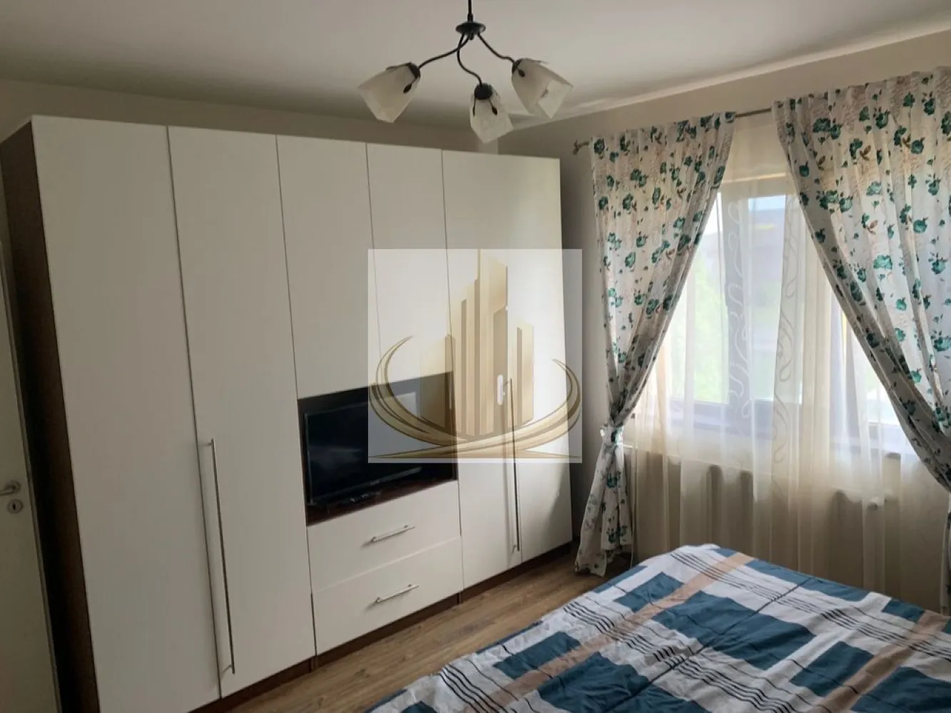 Grand Mobilis 🏡Ap modern cu 2 camere, zona excelenta Giroc - Grand Mobilis Imobiliare vă propune spre închiriere un apartament modern cu 2 camere, situat într-o zonă bună, pe Calea Timișoarei.

Apartamentul este amplasat într-o zonă foarte bine dezvoltată, cu străzi asfaltate, având în imediata apropiere Lidl, Kaufland, Prospero, numeroase centre comerciale, farmacii și sală de fitness. Totodată, stația de autobuz se află la doar 2 minute de locuință, oferind acces rapid către oraș.

Imobilul este situat la etajul 1 al unui bloc nou, cu 3 etaje, și dispune de o suprafață utilă de 56 mp + terasă de 8 mp.

Dotări și beneficii:
 • Apartament spațios și bine compartimentat
 • Complet mobilat și utilat: aer condiționat, frigider, plită, cuptor, hotă, cuptor cu microunde, cafetieră, TV, mașină de spălat rufe etc.
 • Loc de parcare inclus

Locuința este ideală pentru o familie sau un cuplu, oferind confort și acces facil la toate facilitățile urbane.

Disponibilitate: din 15 aprilie 2026
Preț: 400 €/lună (negociabil)
Garanție: o lună în avans