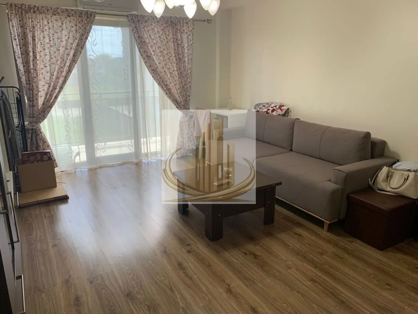Grand Mobilis 🏡Ap modern cu 2 camere, zona excelenta Giroc - Grand Mobilis Imobiliare vă propune spre închiriere un apartament modern cu 2 camere, situat într-o zonă bună, pe Calea Timișoarei.

Apartamentul este amplasat într-o zonă foarte bine dezvoltată, cu străzi asfaltate, având în imediata apropiere Lidl, Kaufland, Prospero, numeroase centre comerciale, farmacii și sală de fitness. Totodată, stația de autobuz se află la doar 2 minute de locuință, oferind acces rapid către oraș.

Imobilul este situat la etajul 1 al unui bloc nou, cu 3 etaje, și dispune de o suprafață utilă de 56 mp + terasă de 8 mp.

Dotări și beneficii:
 • Apartament spațios și bine compartimentat
 • Complet mobilat și utilat: aer condiționat, frigider, plită, cuptor, hotă, cuptor cu microunde, cafetieră, TV, mașină de spălat rufe etc.
 • Loc de parcare inclus

Locuința este ideală pentru o familie sau un cuplu, oferind confort și acces facil la toate facilitățile urbane.

Disponibilitate: din 15 aprilie 2026
Preț: 400 €/lună (negociabil)
Garanție: o lună în avans