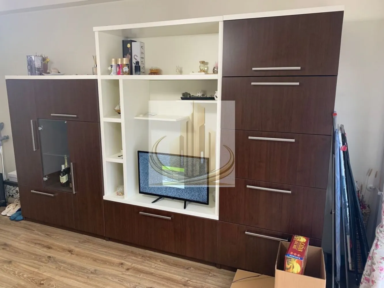 Grand Mobilis 🏡Ap modern cu 2 camere, zona excelenta Giroc - Grand Mobilis Imobiliare vă propune spre închiriere un apartament modern cu 2 camere, situat într-o zonă bună, pe Calea Timișoarei.

Apartamentul este amplasat într-o zonă foarte bine dezvoltată, cu străzi asfaltate, având în imediata apropiere Lidl, Kaufland, Prospero, numeroase centre comerciale, farmacii și sală de fitness. Totodată, stația de autobuz se află la doar 2 minute de locuință, oferind acces rapid către oraș.

Imobilul este situat la etajul 1 al unui bloc nou, cu 3 etaje, și dispune de o suprafață utilă de 56 mp + terasă de 8 mp.

Dotări și beneficii:
 • Apartament spațios și bine compartimentat
 • Complet mobilat și utilat: aer condiționat, frigider, plită, cuptor, hotă, cuptor cu microunde, cafetieră, TV, mașină de spălat rufe etc.
 • Loc de parcare inclus

Locuința este ideală pentru o familie sau un cuplu, oferind confort și acces facil la toate facilitățile urbane.

Disponibilitate: din 15 aprilie 2026
Preț: 400 €/lună (negociabil)
Garanție: o lună în avans