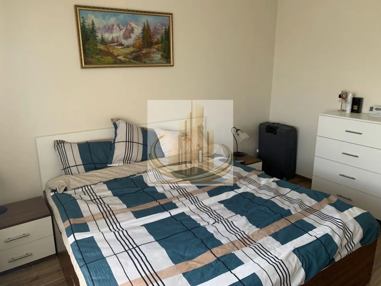 Grand Mobilis 🏡Ap modern cu 2 camere, zona excelenta Giroc - Grand Mobilis Imobiliare vă propune spre închiriere un apartament modern cu 2 camere, situat într-o zonă bună, pe Calea Timișoarei.

Apartamentul este amplasat într-o zonă foarte bine dezvoltată, cu străzi asfaltate, având în imediata apropiere Lidl, Kaufland, Prospero, numeroase centre comerciale, farmacii și sală de fitness. Totodată, stația de autobuz se află la doar 2 minute de locuință, oferind acces rapid către oraș.

Imobilul este situat la etajul 1 al unui bloc nou, cu 3 etaje, și dispune de o suprafață utilă de 56 mp + terasă de 8 mp.

Dotări și beneficii:
 • Apartament spațios și bine compartimentat
 • Complet mobilat și utilat: aer condiționat, frigider, plită, cuptor, hotă, cuptor cu microunde, cafetieră, TV, mașină de spălat rufe etc.
 • Loc de parcare inclus

Locuința este ideală pentru o familie sau un cuplu, oferind confort și acces facil la toate facilitățile urbane.

Disponibilitate: din 15 aprilie 2026
Preț: 400 €/lună (negociabil)
Garanție: o lună în avans