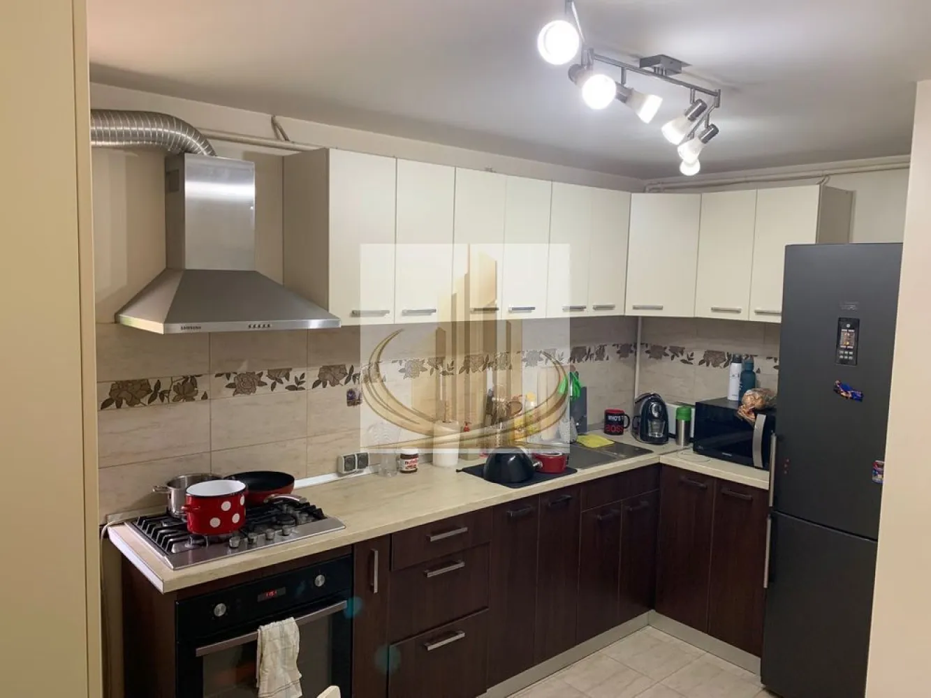 Grand Mobilis 🏡Ap modern cu 2 camere, zona excelenta Giroc - Grand Mobilis Imobiliare vă propune spre închiriere un apartament modern cu 2 camere, situat într-o zonă bună, pe Calea Timișoarei.

Apartamentul este amplasat într-o zonă foarte bine dezvoltată, cu străzi asfaltate, având în imediata apropiere Lidl, Kaufland, Prospero, numeroase centre comerciale, farmacii și sală de fitness. Totodată, stația de autobuz se află la doar 2 minute de locuință, oferind acces rapid către oraș.

Imobilul este situat la etajul 1 al unui bloc nou, cu 3 etaje, și dispune de o suprafață utilă de 56 mp + terasă de 8 mp.

Dotări și beneficii:
 • Apartament spațios și bine compartimentat
 • Complet mobilat și utilat: aer condiționat, frigider, plită, cuptor, hotă, cuptor cu microunde, cafetieră, TV, mașină de spălat rufe etc.
 • Loc de parcare inclus

Locuința este ideală pentru o familie sau un cuplu, oferind confort și acces facil la toate facilitățile urbane.

Disponibilitate: din 15 aprilie 2026
Preț: 400 €/lună (negociabil)
Garanție: o lună în avans