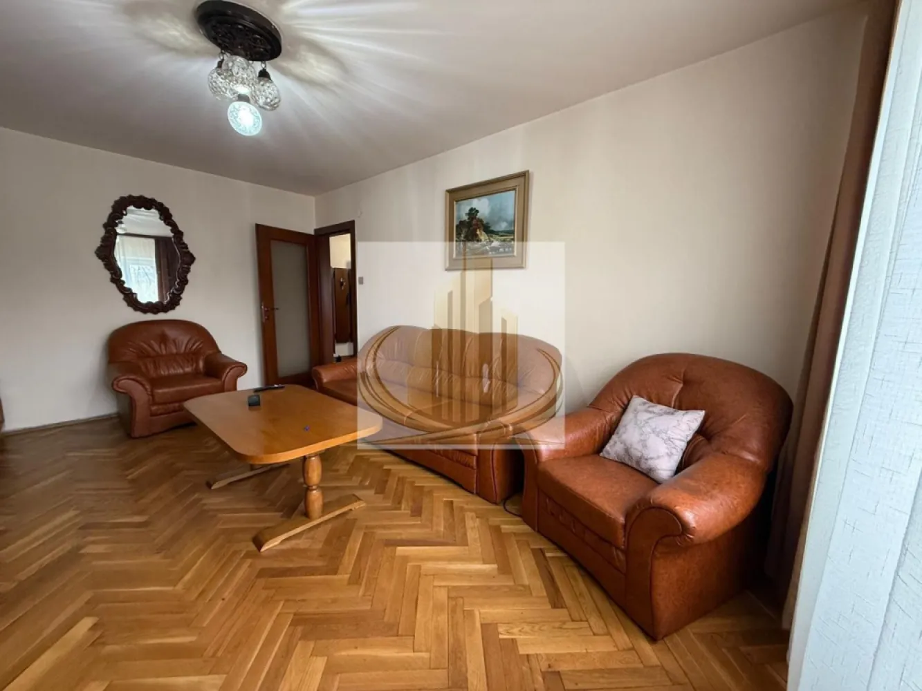 🏡 Apartament 3 Camere | Decomandat | 2 Băi | Parter | Zonă Excelentă - Grand Mobilis Imobiliare vă propune spre vânzare un apartament cu 3 camere, situat la parterul unui imobil cu 4 etaje, ce se evidențiază prin poziționarea excelentă și versatilitatea sa.

📍 Localizare premium:
Proprietatea este amplasată într-o zonă liniștită, ferită de agitație, dar cu acces rapid către principalele artere ale orașului. În imediata apropiere regăsiți numeroase facilități esențiale: magazine, restaurante, farmacii, cafenele și alte puncte de interes.
Un mare avantaj este proximitatea față de Iulius Town, aflat la doar 5 minute de mers pe jos.

📐 Date tehnice:

Suprafață totală: 72 mp
Etaj: Parter / 4
Compartimentare: decomandat

🏠 Compartimentare:

3 camere spațioase
2 băi
Bucătărie extinsă
Hol generos, cu acces către toate încăperile

✨ Avantaje:

Compartimentare inteligentă, ideală atât pentru locuit, cât și pentru activități comerciale (birouri, cabinete, afterschool etc.)
Poziționare excelentă la parter – acces facil
Zonă liniștită, cu trafic redus și stradă aerisită
Priveliște liberă, neobstrucționată de alte construcții
Vecinătate stabilă și liniștită

💰 Oportunitate de investiție:
Datorită poziției excelente și proximității față de puncte de interes majore, apartamentul se pretează foarte bine pentru investiție, având un potențial ridicat de închiriere și randament atractiv pe termen lung.

🔥 Confort & utilități:
Apartamentul nu dispune în prezent de centrală proprie, însă beneficiază de costuri reduse datorită punctului termic situat în imediata apropiere. Pentru cei care își doresc centrală proprie, există posibilitatea montării acesteia, fiind deja trasă țeava de gaz în interiorul apartamentului.

🔧 Stare:
Imobilul este complet funcțional și locuibil, însă poate fi renovat și amenajat după preferințele viitorului proprietar.

💛 De ce să alegi acest apartament?
Pentru poziția excelentă, accesul rapid către oraș și potențialul ridicat – fie că îți dorești o locuință confortabilă, fie un spațiu pentru activități comerciale sau o investiție sigură.

📞 Pentru mai multe detalii sau programarea unei vizionări, echipa Grand Mobilis Imobiliare vă stă la dispoziție!
ID Intern: CP3036041
