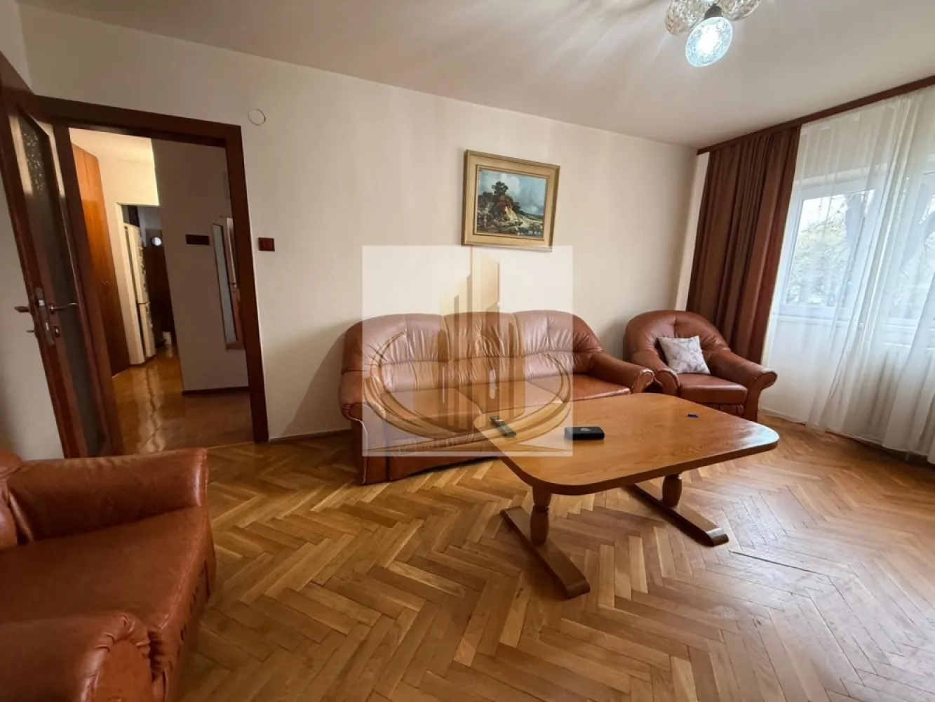 🏡 Apartament 3 Camere | Decomandat | 2 Băi | Parter | Zonă Excelentă - Grand Mobilis Imobiliare vă propune spre vânzare un apartament cu 3 camere, situat la parterul unui imobil cu 4 etaje, ce se evidențiază prin poziționarea excelentă și versatilitatea sa.

📍 Localizare premium:
Proprietatea este amplasată într-o zonă liniștită, ferită de agitație, dar cu acces rapid către principalele artere ale orașului. În imediata apropiere regăsiți numeroase facilități esențiale: magazine, restaurante, farmacii, cafenele și alte puncte de interes.
Un mare avantaj este proximitatea față de Iulius Town, aflat la doar 5 minute de mers pe jos.

📐 Date tehnice:

Suprafață totală: 72 mp
Etaj: Parter / 4
Compartimentare: decomandat

🏠 Compartimentare:

3 camere spațioase
2 băi
Bucătărie extinsă
Hol generos, cu acces către toate încăperile

✨ Avantaje:

Compartimentare inteligentă, ideală atât pentru locuit, cât și pentru activități comerciale (birouri, cabinete, afterschool etc.)
Poziționare excelentă la parter – acces facil
Zonă liniștită, cu trafic redus și stradă aerisită
Priveliște liberă, neobstrucționată de alte construcții
Vecinătate stabilă și liniștită

💰 Oportunitate de investiție:
Datorită poziției excelente și proximității față de puncte de interes majore, apartamentul se pretează foarte bine pentru investiție, având un potențial ridicat de închiriere și randament atractiv pe termen lung.

🔥 Confort & utilități:
Apartamentul nu dispune în prezent de centrală proprie, însă beneficiază de costuri reduse datorită punctului termic situat în imediata apropiere. Pentru cei care își doresc centrală proprie, există posibilitatea montării acesteia, fiind deja trasă țeava de gaz în interiorul apartamentului.

🔧 Stare:
Imobilul este complet funcțional și locuibil, însă poate fi renovat și amenajat după preferințele viitorului proprietar.

💛 De ce să alegi acest apartament?
Pentru poziția excelentă, accesul rapid către oraș și potențialul ridicat – fie că îți dorești o locuință confortabilă, fie un spațiu pentru activități comerciale sau o investiție sigură.

📞 Pentru mai multe detalii sau programarea unei vizionări, echipa Grand Mobilis Imobiliare vă stă la dispoziție!
ID Intern: CP3036041