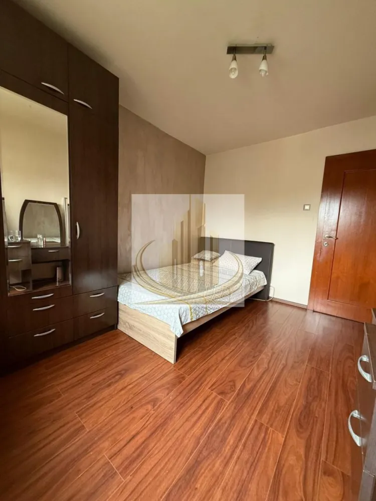 🏡 Apartament 3 Camere | Decomandat | 2 Băi | Parter | Zonă Excelentă - Grand Mobilis Imobiliare vă propune spre vânzare un apartament cu 3 camere, situat la parterul unui imobil cu 4 etaje, ce se evidențiază prin poziționarea excelentă și versatilitatea sa.

📍 Localizare premium:
Proprietatea este amplasată într-o zonă liniștită, ferită de agitație, dar cu acces rapid către principalele artere ale orașului. În imediata apropiere regăsiți numeroase facilități esențiale: magazine, restaurante, farmacii, cafenele și alte puncte de interes.
Un mare avantaj este proximitatea față de Iulius Town, aflat la doar 5 minute de mers pe jos.

📐 Date tehnice:

Suprafață totală: 72 mp
Etaj: Parter / 4
Compartimentare: decomandat

🏠 Compartimentare:

3 camere spațioase
2 băi
Bucătărie extinsă
Hol generos, cu acces către toate încăperile

✨ Avantaje:

Compartimentare inteligentă, ideală atât pentru locuit, cât și pentru activități comerciale (birouri, cabinete, afterschool etc.)
Poziționare excelentă la parter – acces facil
Zonă liniștită, cu trafic redus și stradă aerisită
Priveliște liberă, neobstrucționată de alte construcții
Vecinătate stabilă și liniștită

💰 Oportunitate de investiție:
Datorită poziției excelente și proximității față de puncte de interes majore, apartamentul se pretează foarte bine pentru investiție, având un potențial ridicat de închiriere și randament atractiv pe termen lung.

🔥 Confort & utilități:
Apartamentul nu dispune în prezent de centrală proprie, însă beneficiază de costuri reduse datorită punctului termic situat în imediata apropiere. Pentru cei care își doresc centrală proprie, există posibilitatea montării acesteia, fiind deja trasă țeava de gaz în interiorul apartamentului.

🔧 Stare:
Imobilul este complet funcțional și locuibil, însă poate fi renovat și amenajat după preferințele viitorului proprietar.

💛 De ce să alegi acest apartament?
Pentru poziția excelentă, accesul rapid către oraș și potențialul ridicat – fie că îți dorești o locuință confortabilă, fie un spațiu pentru activități comerciale sau o investiție sigură.

📞 Pentru mai multe detalii sau programarea unei vizionări, echipa Grand Mobilis Imobiliare vă stă la dispoziție!
ID Intern: CP3036041
