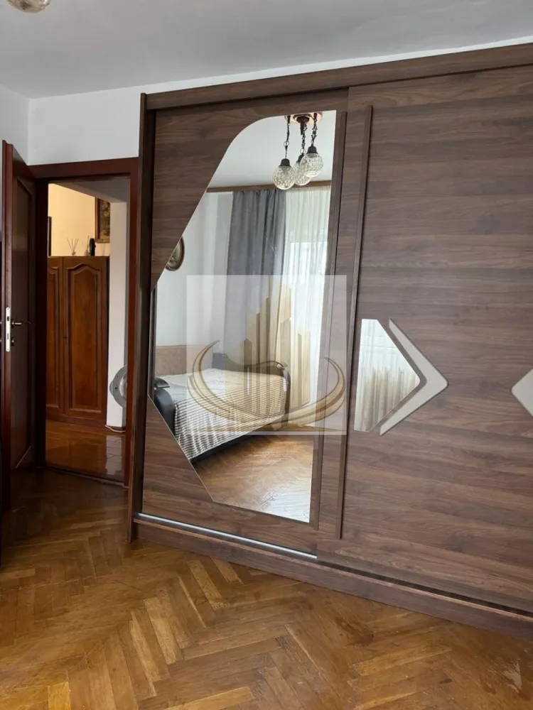 🏡 Apartament 3 Camere | Decomandat | 2 Băi | Parter | Zonă Excelentă - Grand Mobilis Imobiliare vă propune spre vânzare un apartament cu 3 camere, situat la parterul unui imobil cu 4 etaje, ce se evidențiază prin poziționarea excelentă și versatilitatea sa.

📍 Localizare premium:
Proprietatea este amplasată într-o zonă liniștită, ferită de agitație, dar cu acces rapid către principalele artere ale orașului. În imediata apropiere regăsiți numeroase facilități esențiale: magazine, restaurante, farmacii, cafenele și alte puncte de interes.
Un mare avantaj este proximitatea față de Iulius Town, aflat la doar 5 minute de mers pe jos.

📐 Date tehnice:

Suprafață totală: 72 mp
Etaj: Parter / 4
Compartimentare: decomandat

🏠 Compartimentare:

3 camere spațioase
2 băi
Bucătărie extinsă
Hol generos, cu acces către toate încăperile

✨ Avantaje:

Compartimentare inteligentă, ideală atât pentru locuit, cât și pentru activități comerciale (birouri, cabinete, afterschool etc.)
Poziționare excelentă la parter – acces facil
Zonă liniștită, cu trafic redus și stradă aerisită
Priveliște liberă, neobstrucționată de alte construcții
Vecinătate stabilă și liniștită

💰 Oportunitate de investiție:
Datorită poziției excelente și proximității față de puncte de interes majore, apartamentul se pretează foarte bine pentru investiție, având un potențial ridicat de închiriere și randament atractiv pe termen lung.

🔥 Confort & utilități:
Apartamentul nu dispune în prezent de centrală proprie, însă beneficiază de costuri reduse datorită punctului termic situat în imediata apropiere. Pentru cei care își doresc centrală proprie, există posibilitatea montării acesteia, fiind deja trasă țeava de gaz în interiorul apartamentului.

🔧 Stare:
Imobilul este complet funcțional și locuibil, însă poate fi renovat și amenajat după preferințele viitorului proprietar.

💛 De ce să alegi acest apartament?
Pentru poziția excelentă, accesul rapid către oraș și potențialul ridicat – fie că îți dorești o locuință confortabilă, fie un spațiu pentru activități comerciale sau o investiție sigură.

📞 Pentru mai multe detalii sau programarea unei vizionări, echipa Grand Mobilis Imobiliare vă stă la dispoziție!
ID Intern: CP3036041