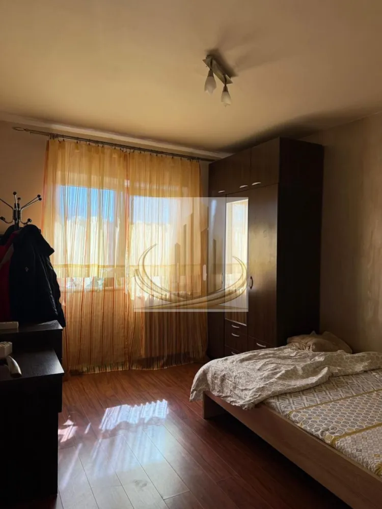 🏡 Apartament 3 Camere | Decomandat | 2 Băi | Parter | Zonă Excelentă - Grand Mobilis Imobiliare vă propune spre vânzare un apartament cu 3 camere, situat la parterul unui imobil cu 4 etaje, ce se evidențiază prin poziționarea excelentă și versatilitatea sa.

📍 Localizare premium:
Proprietatea este amplasată într-o zonă liniștită, ferită de agitație, dar cu acces rapid către principalele artere ale orașului. În imediata apropiere regăsiți numeroase facilități esențiale: magazine, restaurante, farmacii, cafenele și alte puncte de interes.
Un mare avantaj este proximitatea față de Iulius Town, aflat la doar 5 minute de mers pe jos.

📐 Date tehnice:

Suprafață totală: 72 mp
Etaj: Parter / 4
Compartimentare: decomandat

🏠 Compartimentare:

3 camere spațioase
2 băi
Bucătărie extinsă
Hol generos, cu acces către toate încăperile

✨ Avantaje:

Compartimentare inteligentă, ideală atât pentru locuit, cât și pentru activități comerciale (birouri, cabinete, afterschool etc.)
Poziționare excelentă la parter – acces facil
Zonă liniștită, cu trafic redus și stradă aerisită
Priveliște liberă, neobstrucționată de alte construcții
Vecinătate stabilă și liniștită

💰 Oportunitate de investiție:
Datorită poziției excelente și proximității față de puncte de interes majore, apartamentul se pretează foarte bine pentru investiție, având un potențial ridicat de închiriere și randament atractiv pe termen lung.

🔥 Confort & utilități:
Apartamentul nu dispune în prezent de centrală proprie, însă beneficiază de costuri reduse datorită punctului termic situat în imediata apropiere. Pentru cei care își doresc centrală proprie, există posibilitatea montării acesteia, fiind deja trasă țeava de gaz în interiorul apartamentului.

🔧 Stare:
Imobilul este complet funcțional și locuibil, însă poate fi renovat și amenajat după preferințele viitorului proprietar.

💛 De ce să alegi acest apartament?
Pentru poziția excelentă, accesul rapid către oraș și potențialul ridicat – fie că îți dorești o locuință confortabilă, fie un spațiu pentru activități comerciale sau o investiție sigură.

📞 Pentru mai multe detalii sau programarea unei vizionări, echipa Grand Mobilis Imobiliare vă stă la dispoziție!
ID Intern: CP3036041