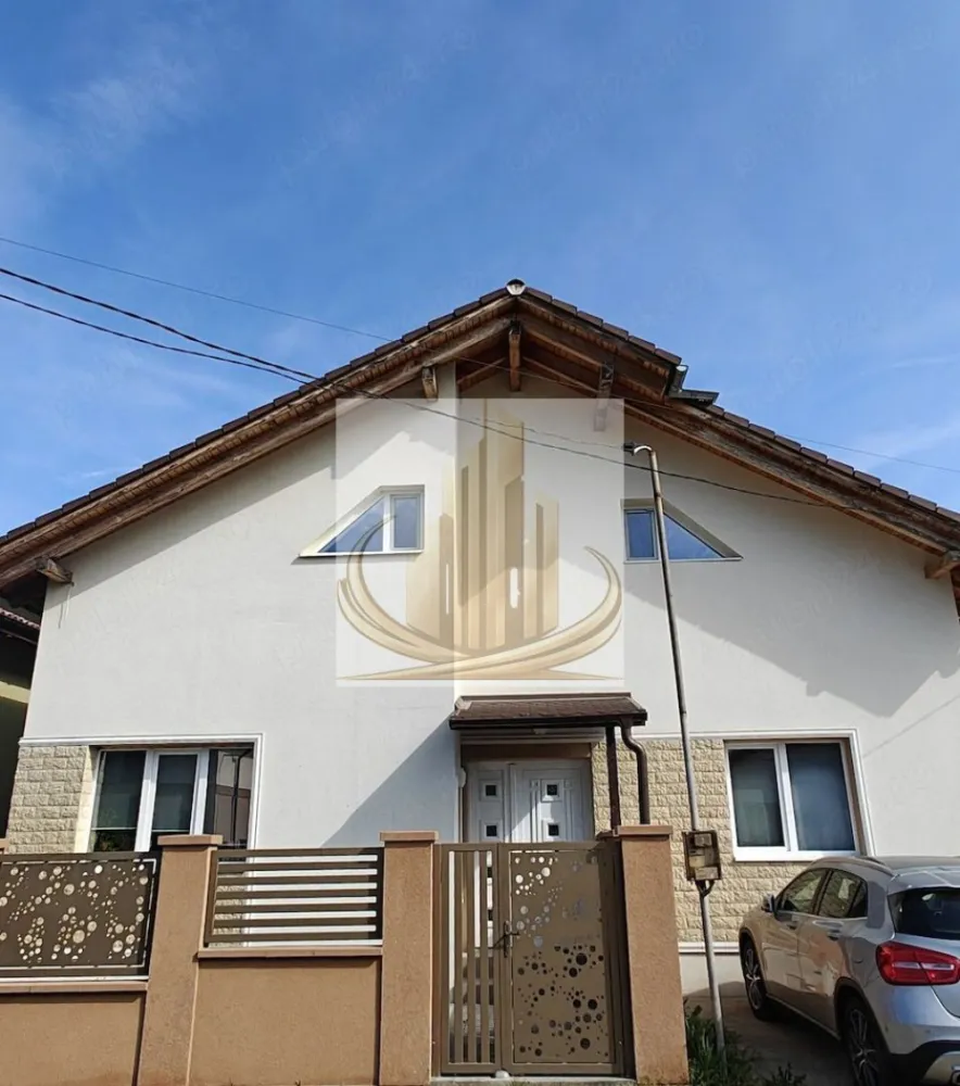 Grand Mobilis Imobiliare🏡 Casa premium Giroc, complet mobilata - Grand Mobilis Imobiliare vă propune spre vânzare o proprietate de excepție – casă individuală modernă, situată într-o zonă selectă din Giroc, la intrare, în proximitatea școlii noi.

Această locuință impresionează prin eleganță, rafinament și spații generoase, fiind alegerea ideală pentru cei care își doresc un stil de viață confortabil, într-un ambient premium.

Cu o suprafață utilă de 140 mp și amplasată pe un teren de 354 mp, proprietatea beneficiază de o compartimentare inteligentă și exclusivistă:

Compartimentare:
 • 3 dormitoare luminoase, fiecare cu baie proprie – intimitate și confort maxim
 • Living spectaculos cu bucătărie open-space, ideal pentru relaxare și socializare
 • Dressing spațios
 • Birou elegant

Exteriorul completează perfect această proprietate, oferind:
 • Terasă generoasă de 24 mp, perfectă pentru momente de relaxare
 • Magazie de depozitare (8 mp)
 • Curte proprie amenajată, spațiu verde intim

Unul dintre marile avantaje ale acestei proprietăți este faptul că se vinde complet mobilată și utilată, cu piese de mobilier și electrocasnice achiziționate în 2023, alese cu atenție pentru a oferi confort și stil.

Construită în 2018, casa se remarcă prin finisaje de calitate și design modern, fiind pregătită pentru mutare imediată, fără investiții suplimentare.

Preț: 269.000 € (negociabil)

Pentru mai multe detalii și programarea unei vizionări, vă stăm cu drag la dispoziție!