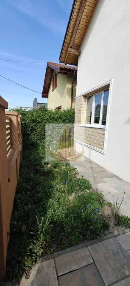 Grand Mobilis Imobiliare🏡 Casa premium Giroc, complet mobilata - Grand Mobilis Imobiliare vă propune spre vânzare o proprietate de excepție – casă individuală modernă, situată într-o zonă selectă din Giroc, la intrare, în proximitatea școlii noi.

Această locuință impresionează prin eleganță, rafinament și spații generoase, fiind alegerea ideală pentru cei care își doresc un stil de viață confortabil, într-un ambient premium.

Cu o suprafață utilă de 140 mp și amplasată pe un teren de 354 mp, proprietatea beneficiază de o compartimentare inteligentă și exclusivistă:

Compartimentare:
 • 3 dormitoare luminoase, fiecare cu baie proprie – intimitate și confort maxim
 • Living spectaculos cu bucătărie open-space, ideal pentru relaxare și socializare
 • Dressing spațios
 • Birou elegant

Exteriorul completează perfect această proprietate, oferind:
 • Terasă generoasă de 24 mp, perfectă pentru momente de relaxare
 • Magazie de depozitare (8 mp)
 • Curte proprie amenajată, spațiu verde intim

Unul dintre marile avantaje ale acestei proprietăți este faptul că se vinde complet mobilată și utilată, cu piese de mobilier și electrocasnice achiziționate în 2023, alese cu atenție pentru a oferi confort și stil.

Construită în 2018, casa se remarcă prin finisaje de calitate și design modern, fiind pregătită pentru mutare imediată, fără investiții suplimentare.

Preț: 269.000 € (negociabil)

Pentru mai multe detalii și programarea unei vizionări, vă stăm cu drag la dispoziție!