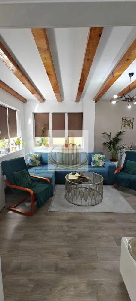 Grand Mobilis Imobiliare🏡 Casa premium Giroc, complet mobilata - Grand Mobilis Imobiliare vă propune spre vânzare o proprietate de excepție – casă individuală modernă, situată într-o zonă selectă din Giroc, la intrare, în proximitatea școlii noi.

Această locuință impresionează prin eleganță, rafinament și spații generoase, fiind alegerea ideală pentru cei care își doresc un stil de viață confortabil, într-un ambient premium.

Cu o suprafață utilă de 140 mp și amplasată pe un teren de 354 mp, proprietatea beneficiază de o compartimentare inteligentă și exclusivistă:

Compartimentare:
 • 3 dormitoare luminoase, fiecare cu baie proprie – intimitate și confort maxim
 • Living spectaculos cu bucătărie open-space, ideal pentru relaxare și socializare
 • Dressing spațios
 • Birou elegant

Exteriorul completează perfect această proprietate, oferind:
 • Terasă generoasă de 24 mp, perfectă pentru momente de relaxare
 • Magazie de depozitare (8 mp)
 • Curte proprie amenajată, spațiu verde intim

Unul dintre marile avantaje ale acestei proprietăți este faptul că se vinde complet mobilată și utilată, cu piese de mobilier și electrocasnice achiziționate în 2023, alese cu atenție pentru a oferi confort și stil.

Construită în 2018, casa se remarcă prin finisaje de calitate și design modern, fiind pregătită pentru mutare imediată, fără investiții suplimentare.

Preț: 269.000 € (negociabil)

Pentru mai multe detalii și programarea unei vizionări, vă stăm cu drag la dispoziție!