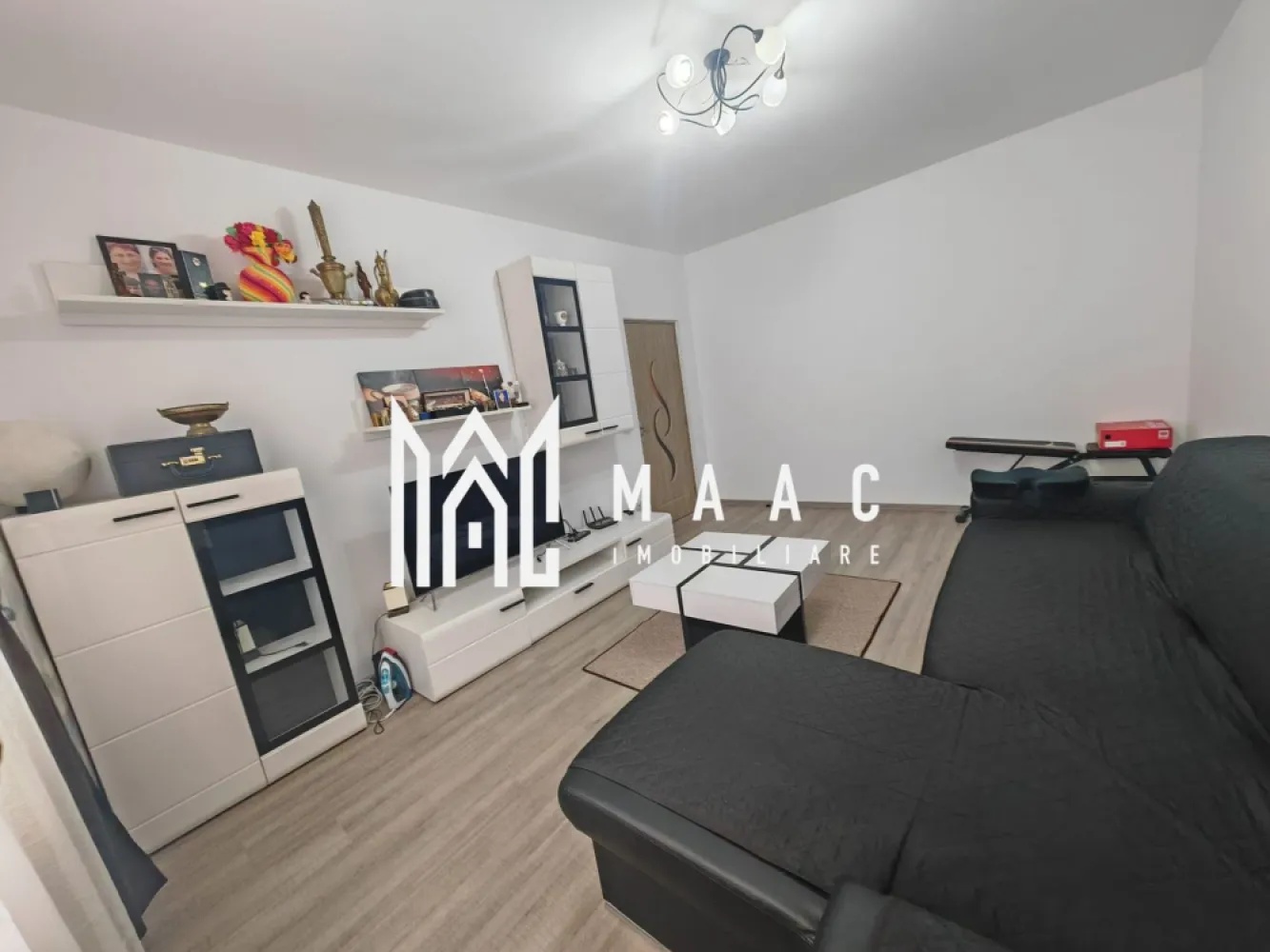 Apartament 2 Camere I Parcare I Balcon I Zona Arhitectilor - MAAC Imobiliare vă propune spre vânzare un apartament cu 2 camere, decomandat, ideal pentru locuit sau investiție, situat la parterul unui imobil bine întreținut.

 Locuința este compartimentată eficient și oferă confort sporit, având bucătărie închisă, perfectă pentru cei care preferă un spațiu separat pentru gătit, baie dotată cu cadă și un balcon închis, ce poate fi folosit ca spațiu suplimentar de depozitare sau relaxare.
 Apartamentul se vinde complet mobilat și utilat, fiind pregătit pentru mutare imediată, fără a necesita investiții suplimentare. În plus, proprietatea beneficiază de loc de parcare inclus, un avantaj important pentru confortul zilnic.
 Datorită poziționării la parter, accesul este facil, fiind potrivit atât pentru familii, cât și pentru persoane în vârstă sau pentru investiție în scop de închiriere.

Pentru mai multe detalii sau pentru a programa o vizionare, vă rugăm să ne contactați.
Specificați ID-ul CP3036034.