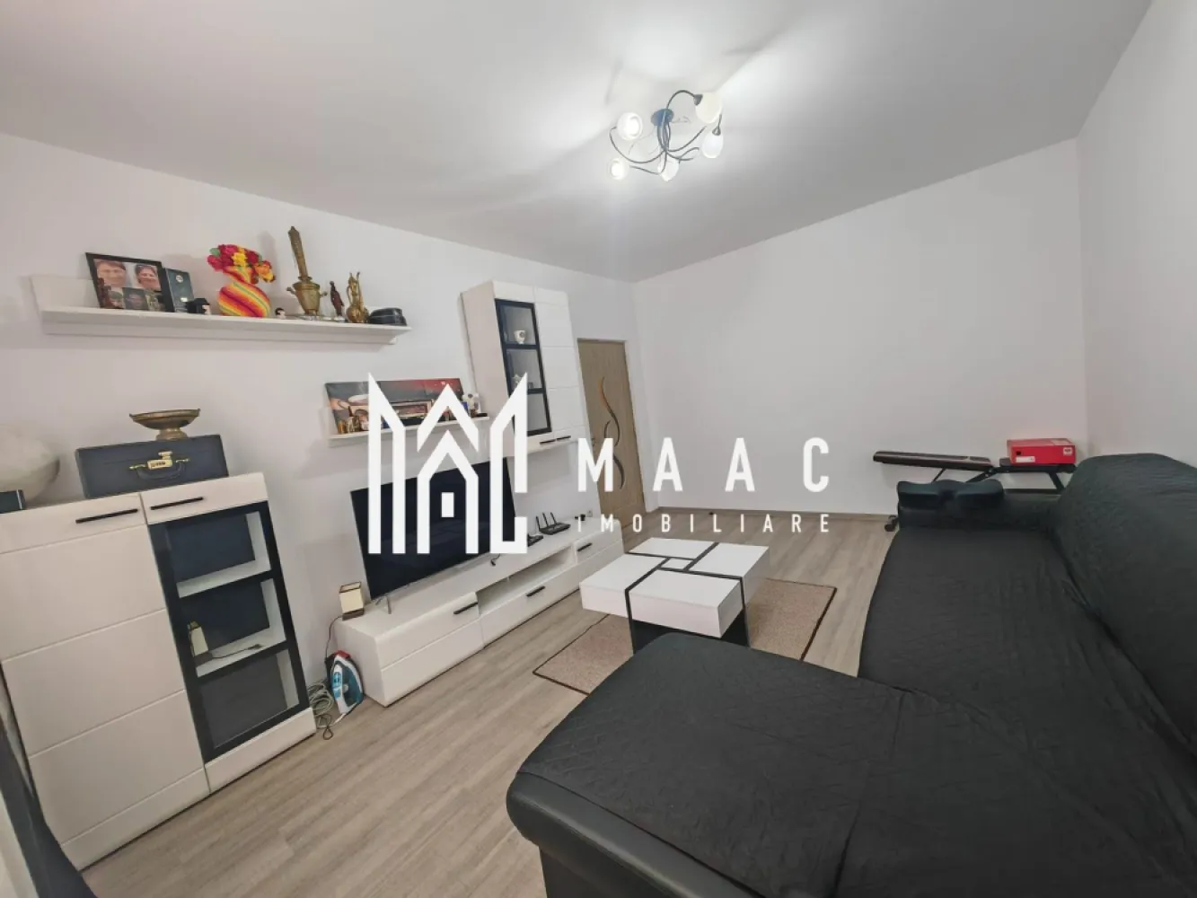 Apartament 2 Camere I Parcare I Balcon I Zona Arhitectilor - MAAC Imobiliare vă propune spre vânzare un apartament cu 2 camere, decomandat, ideal pentru locuit sau investiție, situat la parterul unui imobil bine întreținut.

 Locuința este compartimentată eficient și oferă confort sporit, având bucătărie închisă, perfectă pentru cei care preferă un spațiu separat pentru gătit, baie dotată cu cadă și un balcon închis, ce poate fi folosit ca spațiu suplimentar de depozitare sau relaxare.
 Apartamentul se vinde complet mobilat și utilat, fiind pregătit pentru mutare imediată, fără a necesita investiții suplimentare. În plus, proprietatea beneficiază de loc de parcare inclus, un avantaj important pentru confortul zilnic.
 Datorită poziționării la parter, accesul este facil, fiind potrivit atât pentru familii, cât și pentru persoane în vârstă sau pentru investiție în scop de închiriere.

Pentru mai multe detalii sau pentru a programa o vizionare, vă rugăm să ne contactați.
Specificați ID-ul CP3036034.
