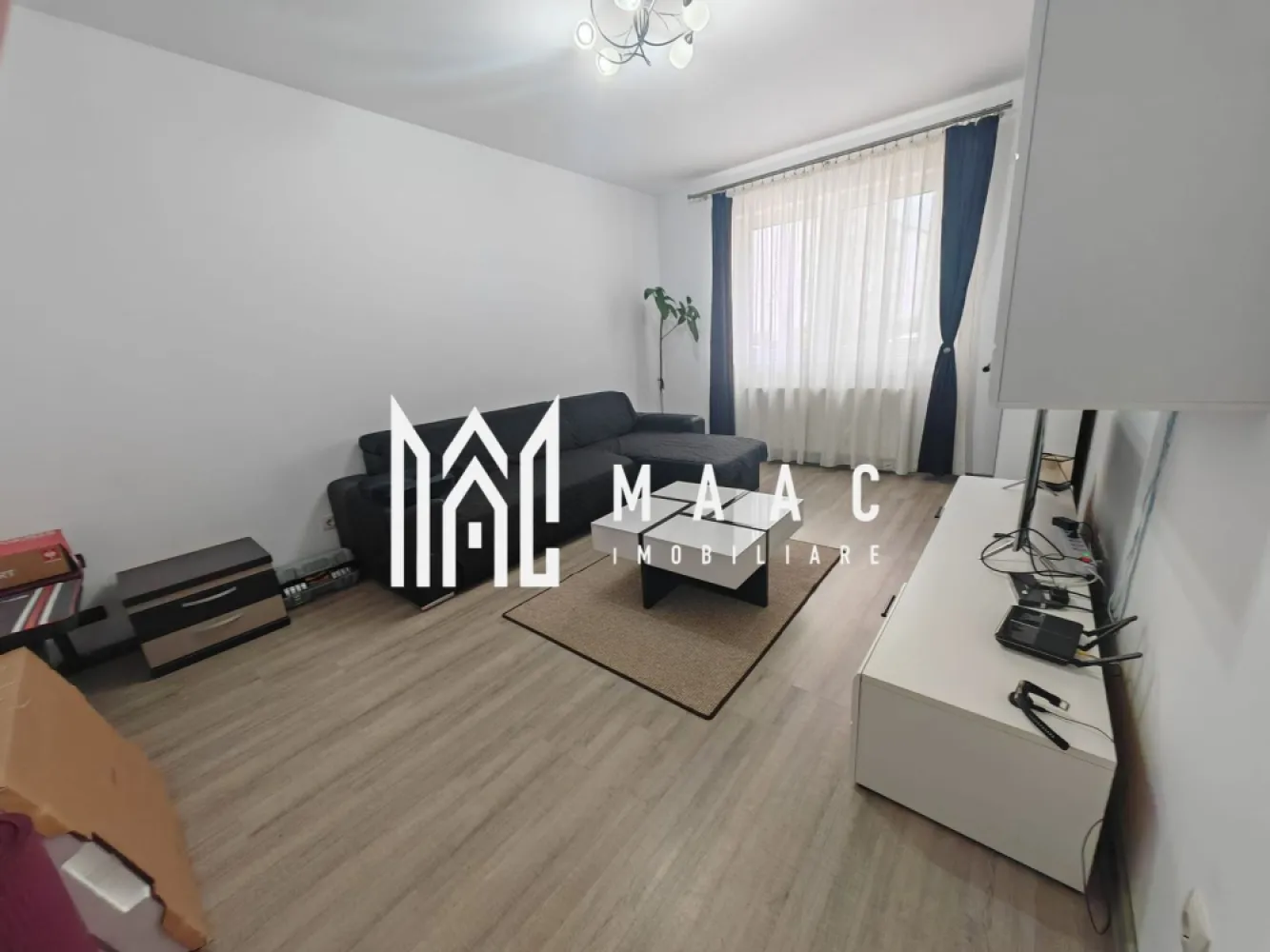 Apartament 2 Camere I Parcare I Balcon I Zona Arhitectilor - MAAC Imobiliare vă propune spre vânzare un apartament cu 2 camere, decomandat, ideal pentru locuit sau investiție, situat la parterul unui imobil bine întreținut.

 Locuința este compartimentată eficient și oferă confort sporit, având bucătărie închisă, perfectă pentru cei care preferă un spațiu separat pentru gătit, baie dotată cu cadă și un balcon închis, ce poate fi folosit ca spațiu suplimentar de depozitare sau relaxare.
 Apartamentul se vinde complet mobilat și utilat, fiind pregătit pentru mutare imediată, fără a necesita investiții suplimentare. În plus, proprietatea beneficiază de loc de parcare inclus, un avantaj important pentru confortul zilnic.
 Datorită poziționării la parter, accesul este facil, fiind potrivit atât pentru familii, cât și pentru persoane în vârstă sau pentru investiție în scop de închiriere.

Pentru mai multe detalii sau pentru a programa o vizionare, vă rugăm să ne contactați.
Specificați ID-ul CP3036034.