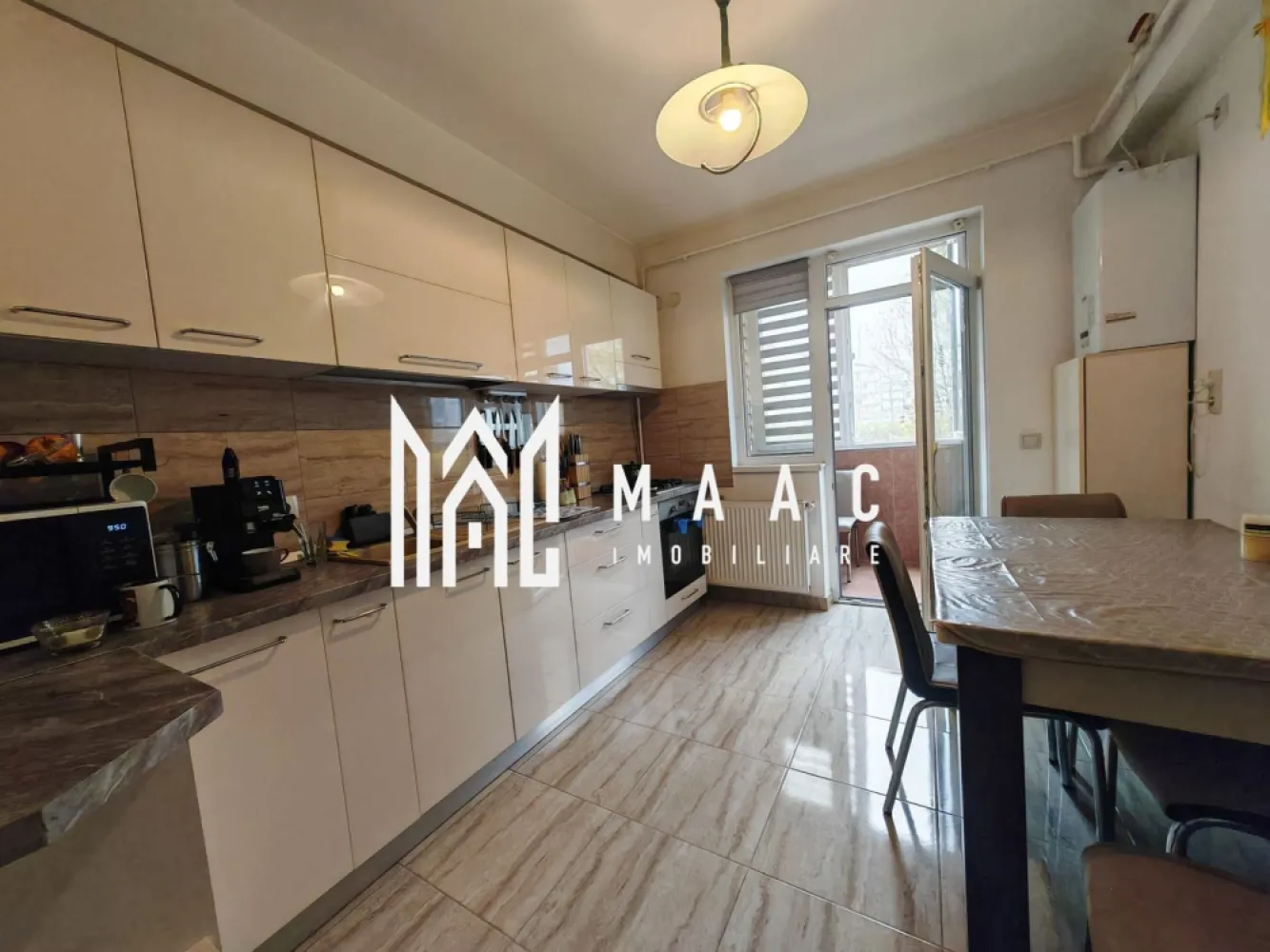 Apartament 2 Camere I Parcare I Balcon I Zona Arhitectilor - MAAC Imobiliare vă propune spre vânzare un apartament cu 2 camere, decomandat, ideal pentru locuit sau investiție, situat la parterul unui imobil bine întreținut.

 Locuința este compartimentată eficient și oferă confort sporit, având bucătărie închisă, perfectă pentru cei care preferă un spațiu separat pentru gătit, baie dotată cu cadă și un balcon închis, ce poate fi folosit ca spațiu suplimentar de depozitare sau relaxare.
 Apartamentul se vinde complet mobilat și utilat, fiind pregătit pentru mutare imediată, fără a necesita investiții suplimentare. În plus, proprietatea beneficiază de loc de parcare inclus, un avantaj important pentru confortul zilnic.
 Datorită poziționării la parter, accesul este facil, fiind potrivit atât pentru familii, cât și pentru persoane în vârstă sau pentru investiție în scop de închiriere.

Pentru mai multe detalii sau pentru a programa o vizionare, vă rugăm să ne contactați.
Specificați ID-ul CP3036034.