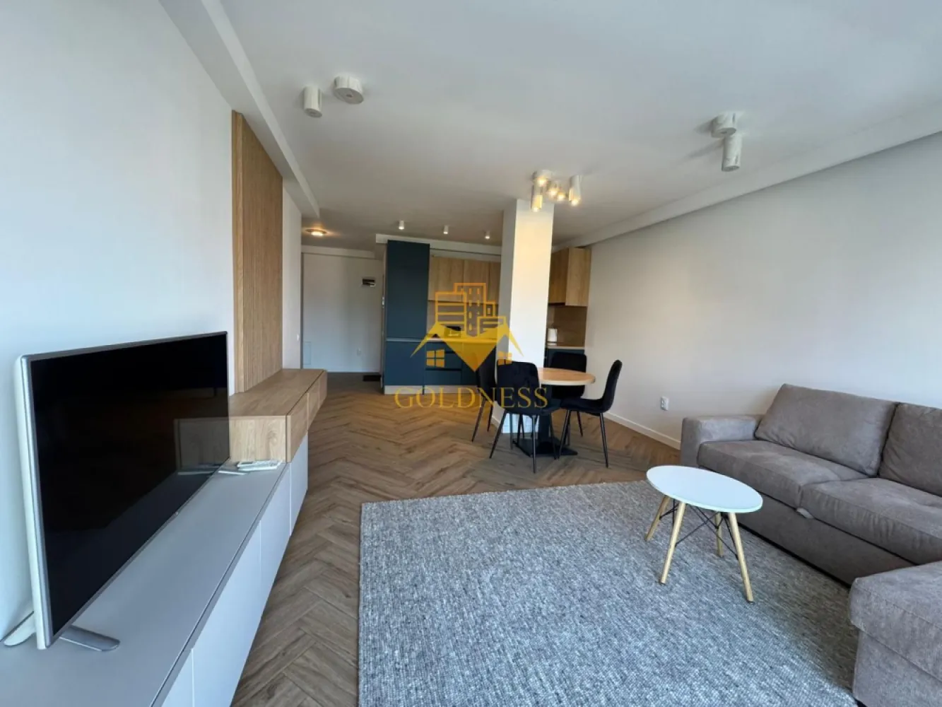 2 camere open space, Parcare,Premium, UMF, UTCN, Revo, Andrei Muresanu - GOLDNESS Imobiliare vă propune spre închiriere un apartament cu 2 camere open space, complet mobilat și utilat, la etajul 2 într-un imobil de 4 etaje, în Cartierul Andrei Muresanu.
Dispune de loc de parcare subteran!
Se află în apropierea stațiilor de transport în comun, magazine, restaurante, spații verzi, farmacii, etc. 

Apartamentul este compartimentat astfel:
 - dormitor cu pat matrimonial, dressing, noptiere
 - living cu bucatarie open space complet utilată și mobilată, canapea extensibilă, loc de servit masa 
 - baie cu dus walk-in, dulap pentru depozitare, masina de spalat si de uscat haine 
 - balcon de 3 mp.

Imobilul este dotat cu toate cele necesare- centrală proprie, frigider, aragaz, hotă, mașină de spălat haine, AC in fiecare camera, etc. 

Dacă sunteți interesați de acest apartament și doriți să îl vizionați, dar și pentru alte oferte nu ezitați să ne contactați telefonic sau prin e-mail. Vă stăm la dispoziție!
Pentru intermediere se percepe un comision de 50% din prețul chiriei!