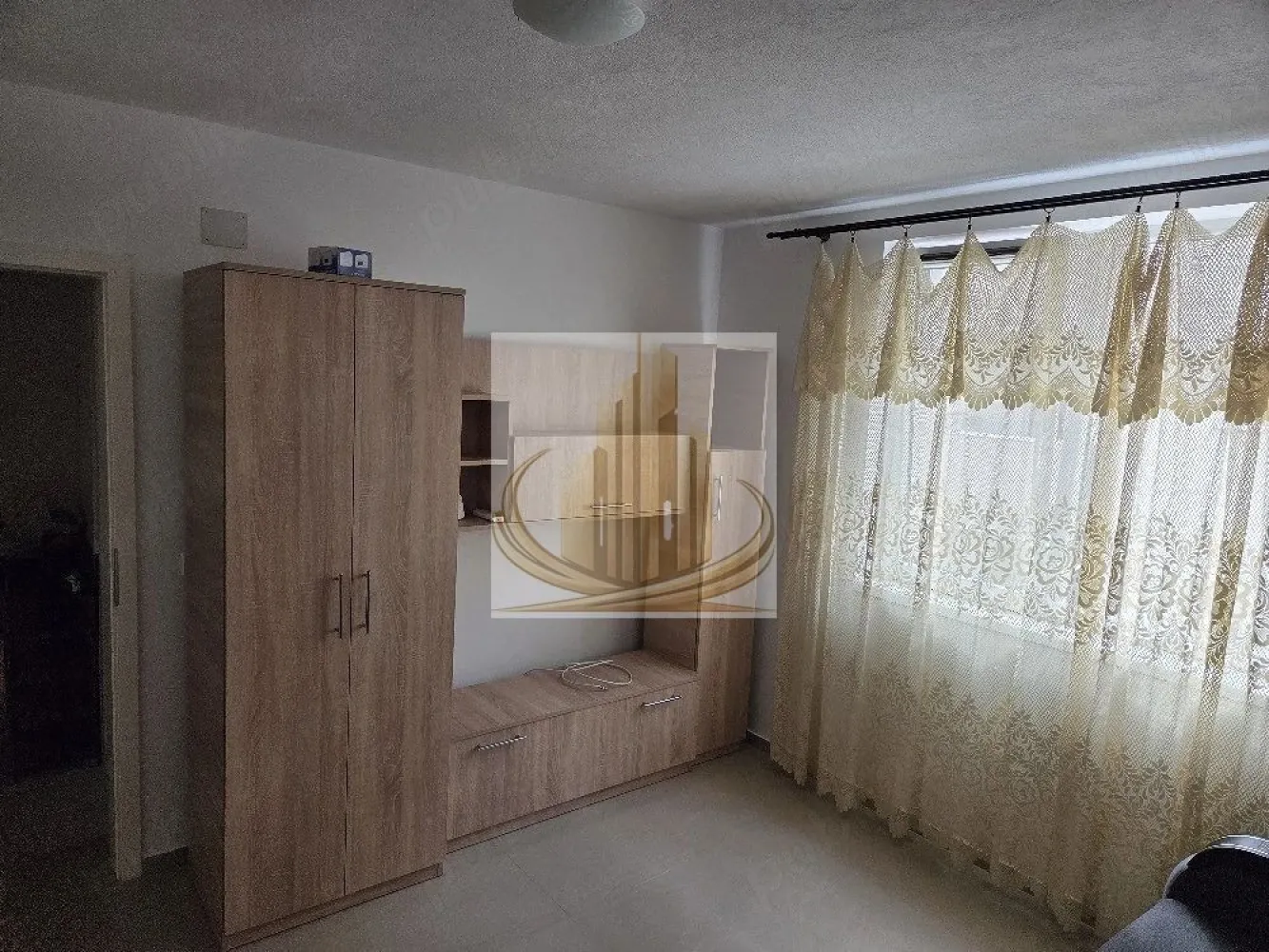 Grand Mobilis-Garsoniera moderna, Giroc, mutare imediată - Grand Mobilis Imobiliare vă propune spre închiriere un apartament cu o camera în Giroc, pe strada Trandafirilor.

Locuința este amplasată la etajul 1 și dispune de o suprafață utilă de 33 mp, fiind ideală pentru o persoană sau un cuplu care își dorește confort și acces facil către oraș.

Garsoniera este complet mobilată și utilată, oferind toate facilitățile necesare pentru un trai confortabil:
 • Cameră luminoasă
 • Bucătărie închisă
 • Baie
 • Hol
 • Balcon închis

Dotări:
 • Aer condiționat
 • Electrocasnice și mobilier funcțional

Proprietatea este disponibilă imediat, fiind pregătită pentru mutare fără investiții suplimentare.

Avantaje:
 • Zonă liniștită și accesibilă
 • Compartimentare practică
 • Ideală pentru locuire rapidă

Pentru mai multe detalii și programarea unei vizionări, vă stăm cu drag la dispoziție!
ID intern CP3036161