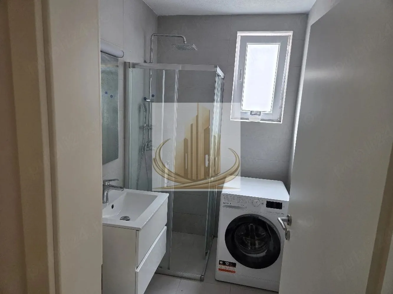 Grand Mobilis-Garsoniera moderna, Giroc, mutare imediată - Grand Mobilis Imobiliare vă propune spre închiriere un apartament cu o camera în Giroc, pe strada Trandafirilor.

Locuința este amplasată la etajul 1 și dispune de o suprafață utilă de 33 mp, fiind ideală pentru o persoană sau un cuplu care își dorește confort și acces facil către oraș.

Garsoniera este complet mobilată și utilată, oferind toate facilitățile necesare pentru un trai confortabil:
 • Cameră luminoasă
 • Bucătărie închisă
 • Baie
 • Hol
 • Balcon închis

Dotări:
 • Aer condiționat
 • Electrocasnice și mobilier funcțional

Proprietatea este disponibilă imediat, fiind pregătită pentru mutare fără investiții suplimentare.

Avantaje:
 • Zonă liniștită și accesibilă
 • Compartimentare practică
 • Ideală pentru locuire rapidă

Pentru mai multe detalii și programarea unei vizionări, vă stăm cu drag la dispoziție!
ID intern CP3036161