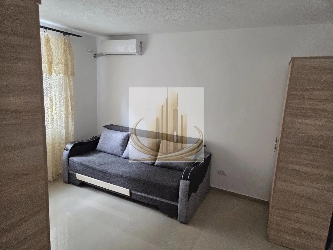 Grand Mobilis-Garsoniera moderna, Giroc, mutare imediată - Grand Mobilis Imobiliare vă propune spre închiriere un apartament cu o camera în Giroc, pe strada Trandafirilor.

Locuința este amplasată la etajul 1 și dispune de o suprafață utilă de 33 mp, fiind ideală pentru o persoană sau un cuplu care își dorește confort și acces facil către oraș.

Garsoniera este complet mobilată și utilată, oferind toate facilitățile necesare pentru un trai confortabil:
 • Cameră luminoasă
 • Bucătărie închisă
 • Baie
 • Hol
 • Balcon închis

Dotări:
 • Aer condiționat
 • Electrocasnice și mobilier funcțional

Proprietatea este disponibilă imediat, fiind pregătită pentru mutare fără investiții suplimentare.

Avantaje:
 • Zonă liniștită și accesibilă
 • Compartimentare practică
 • Ideală pentru locuire rapidă

Pentru mai multe detalii și programarea unei vizionări, vă stăm cu drag la dispoziție!
ID intern CP3036161
